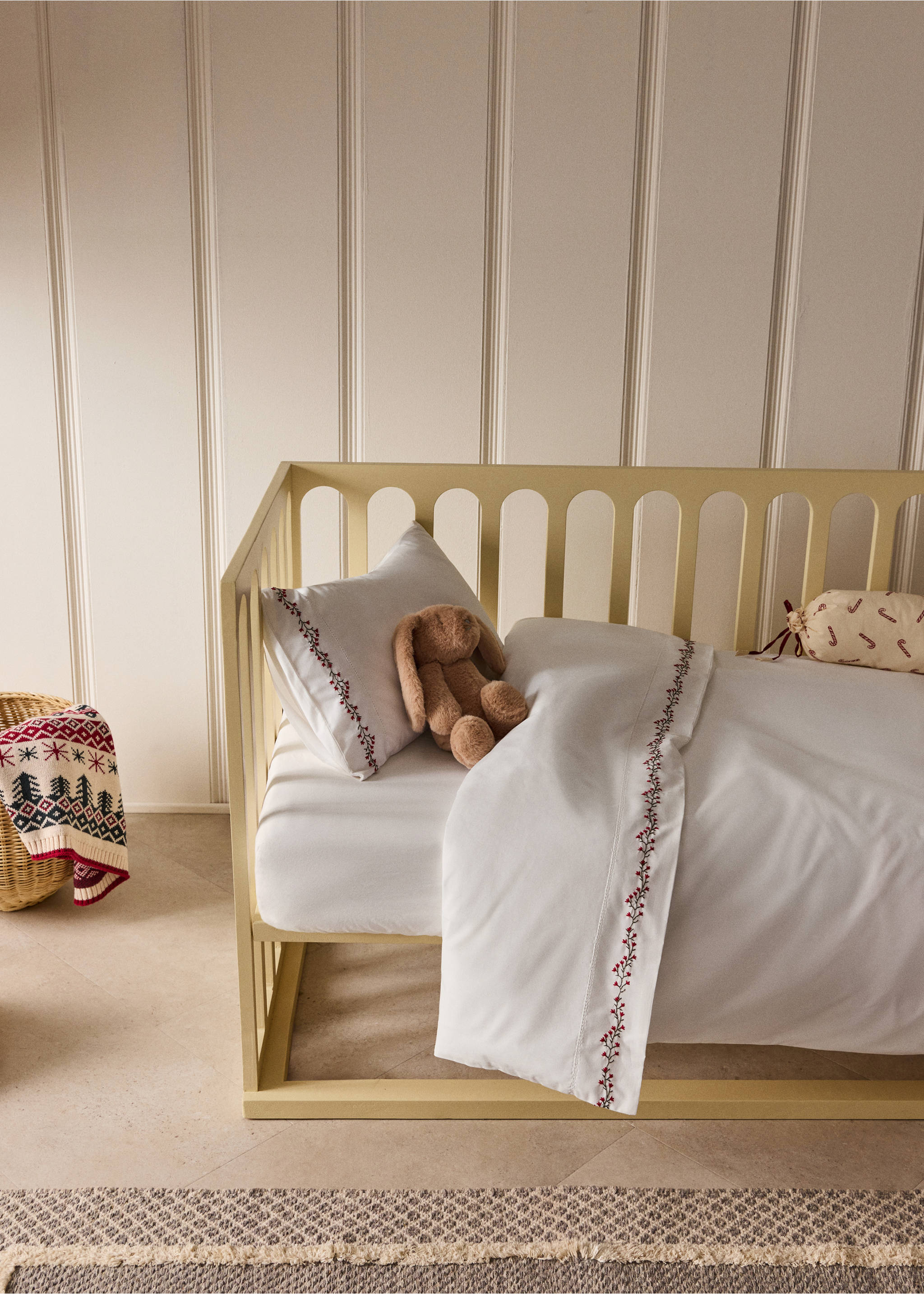 White cot duvet cover with red embroidered berry detail., Off White. Ref: 37091542-00.