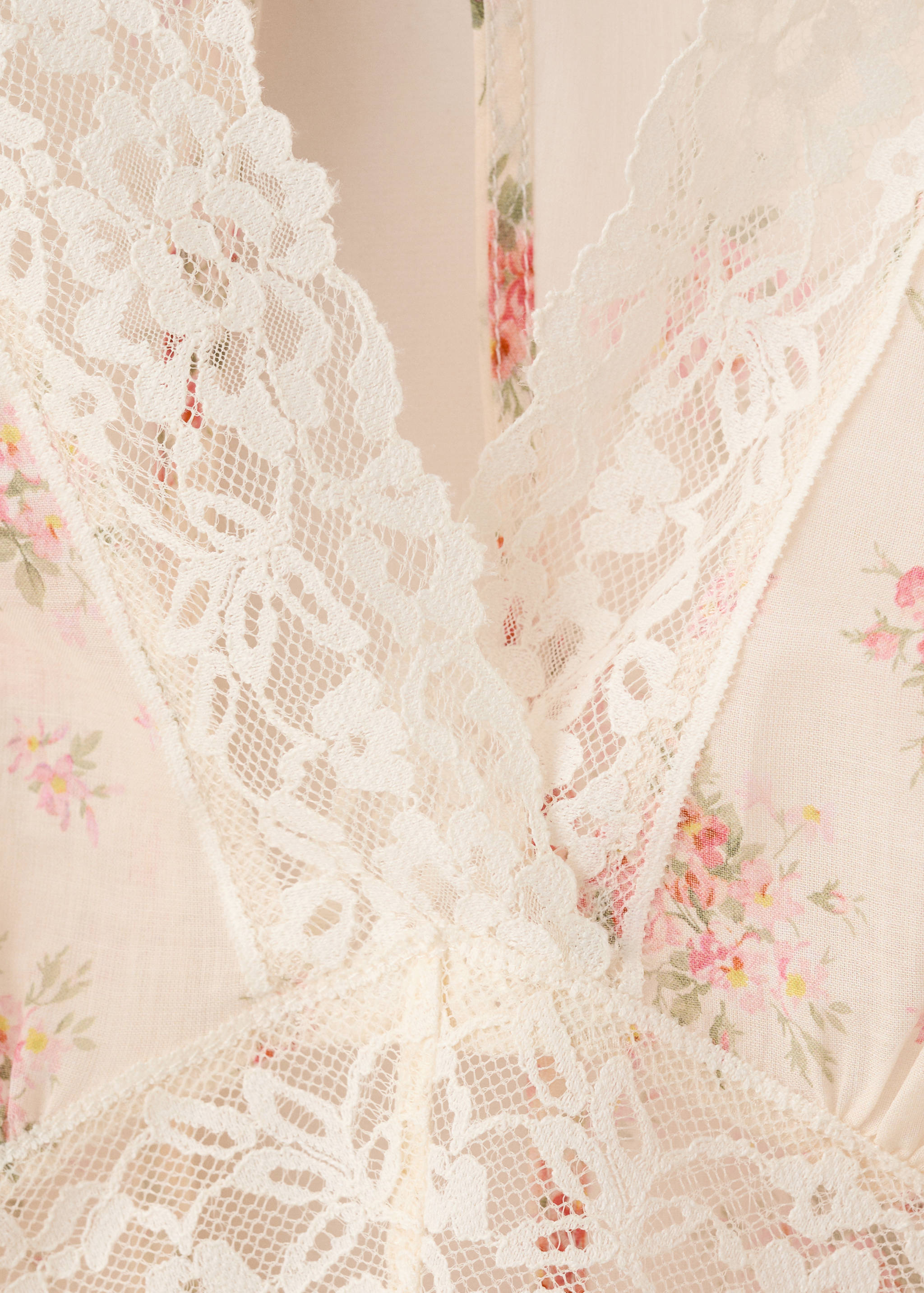Spitzenbluse mit Blumenmuster - Detail des Artikels 8