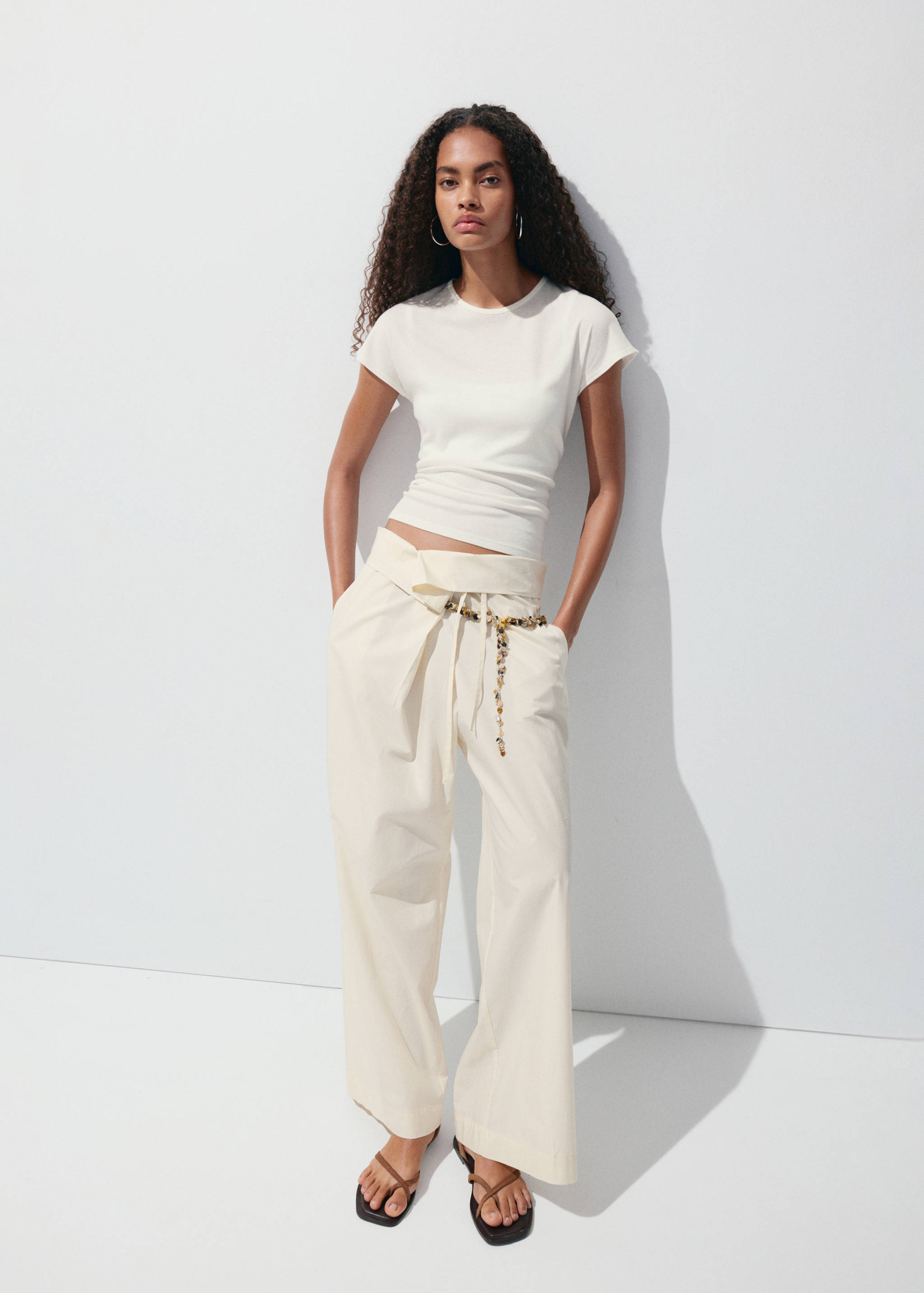 Gerade Hose mit asymmetrischer Taille - Allgemeine Ansicht