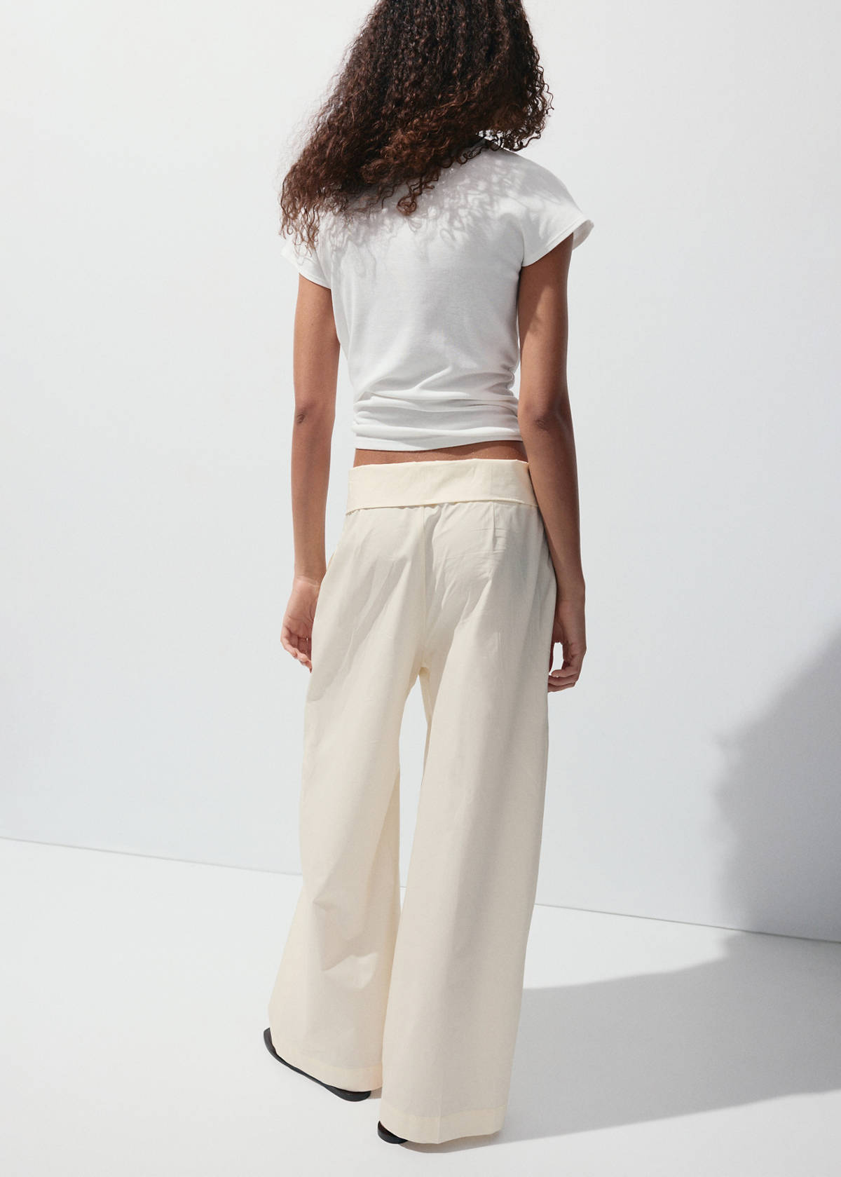 Straight trousers with an asymmetric waist — Ecru