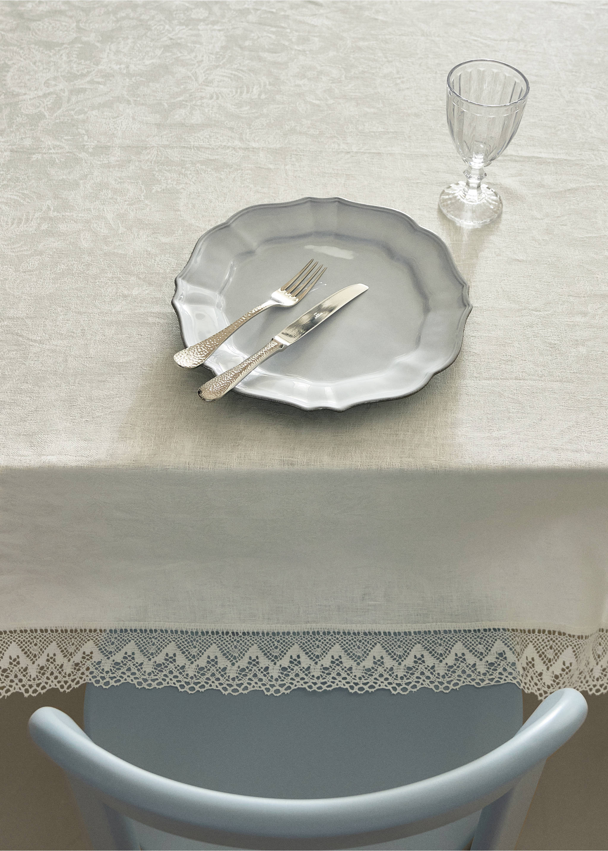 Floral jacquard linen tablecloth with lace trim - Details of the article 7, Off White. Ref: 37092546-00.