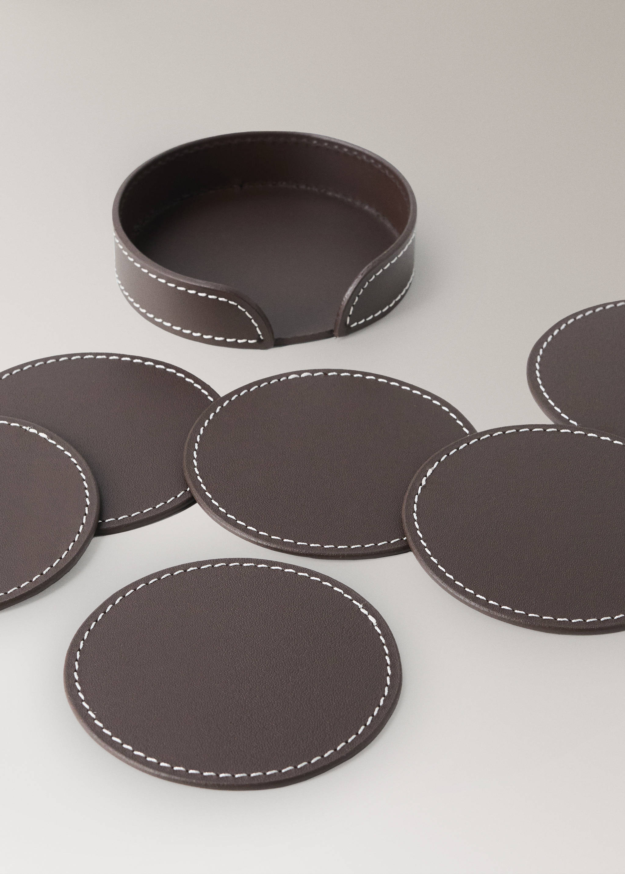 100% leather coasters - Details of the article 2