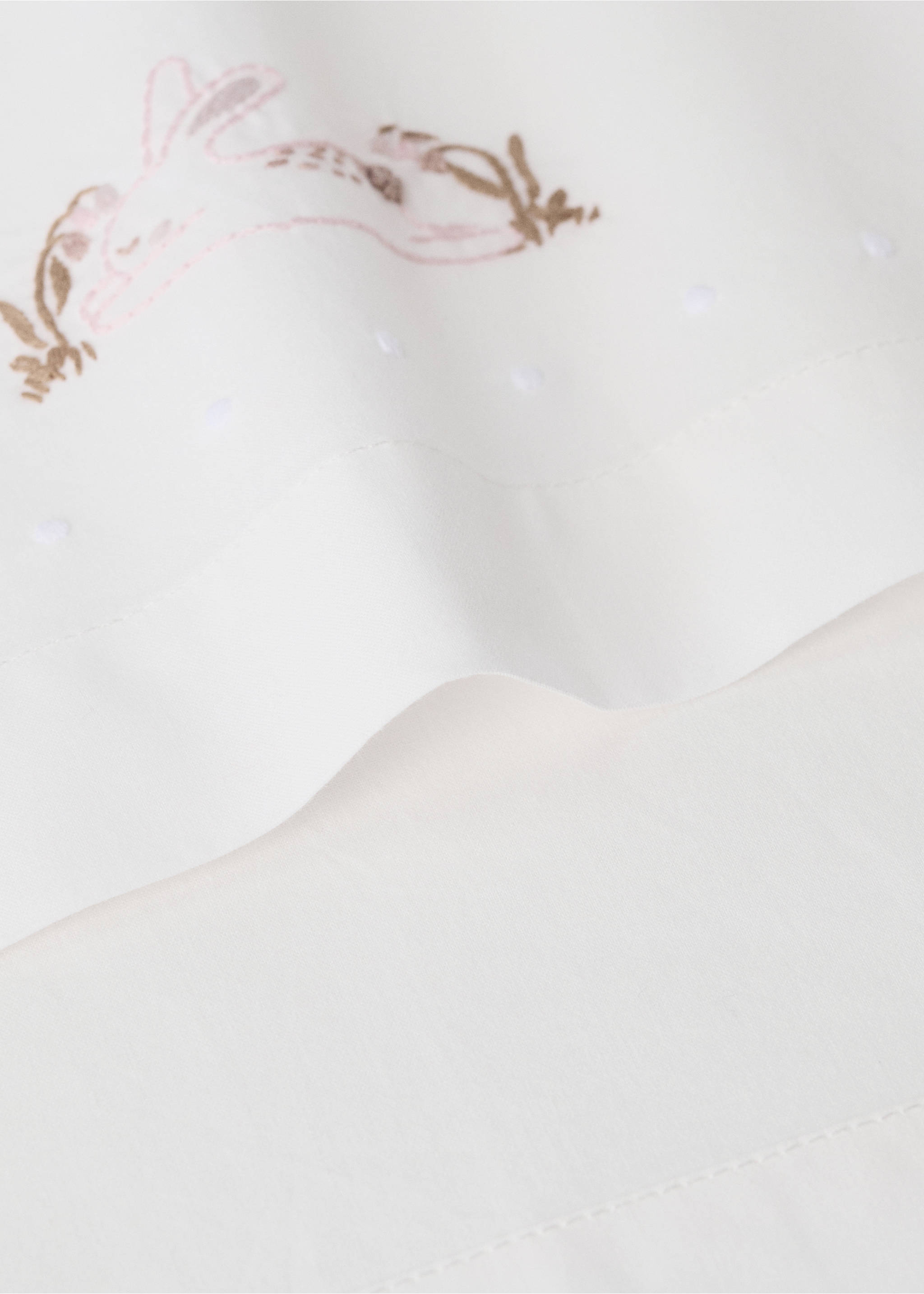 White bedding set with an embroidered rabbit and floral motif detail., Medium Brown. Ref: 37092559-00.