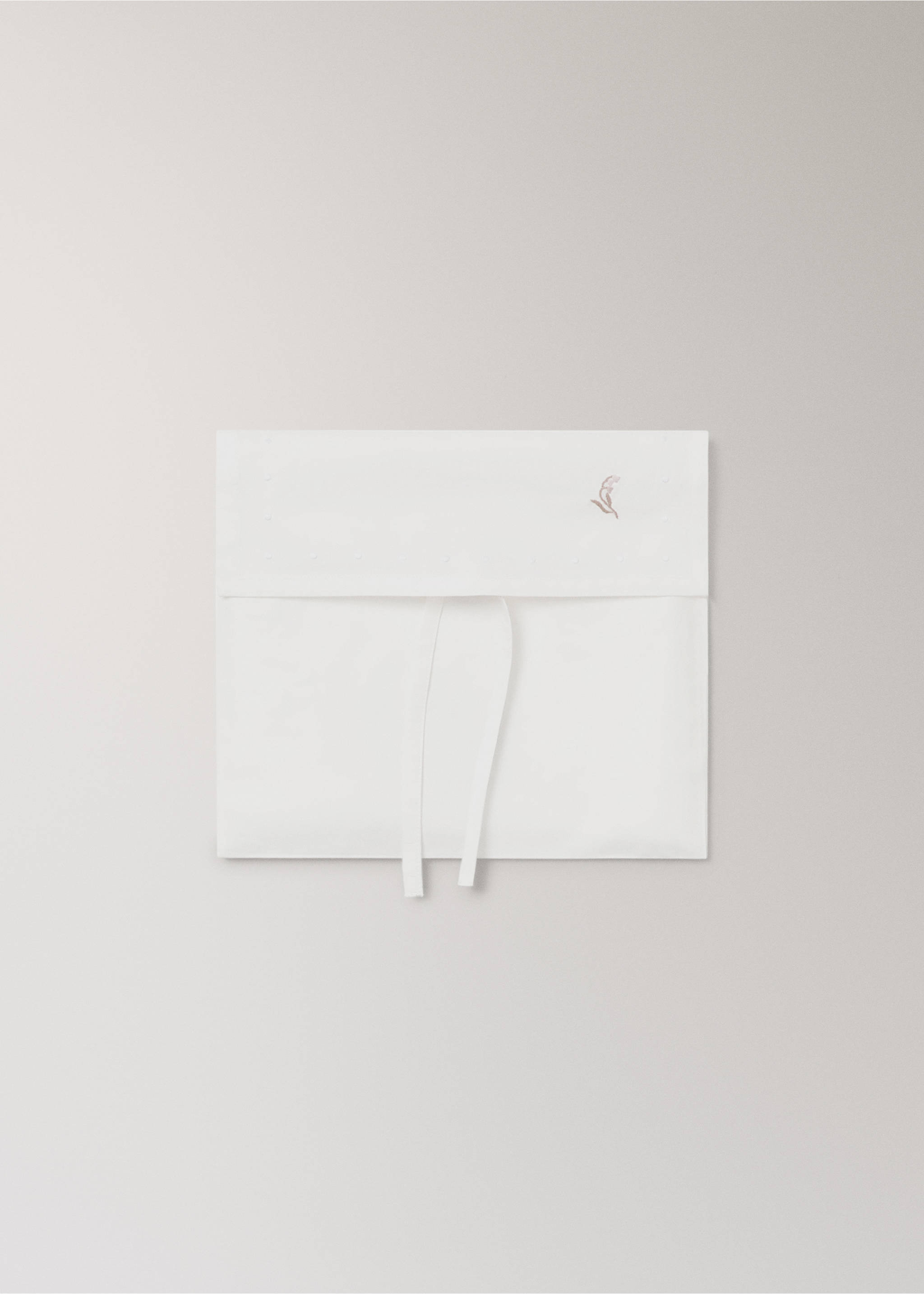 White bedding set piece with delicate embroidery and ties., Medium Brown. Ref: 37092559-00.