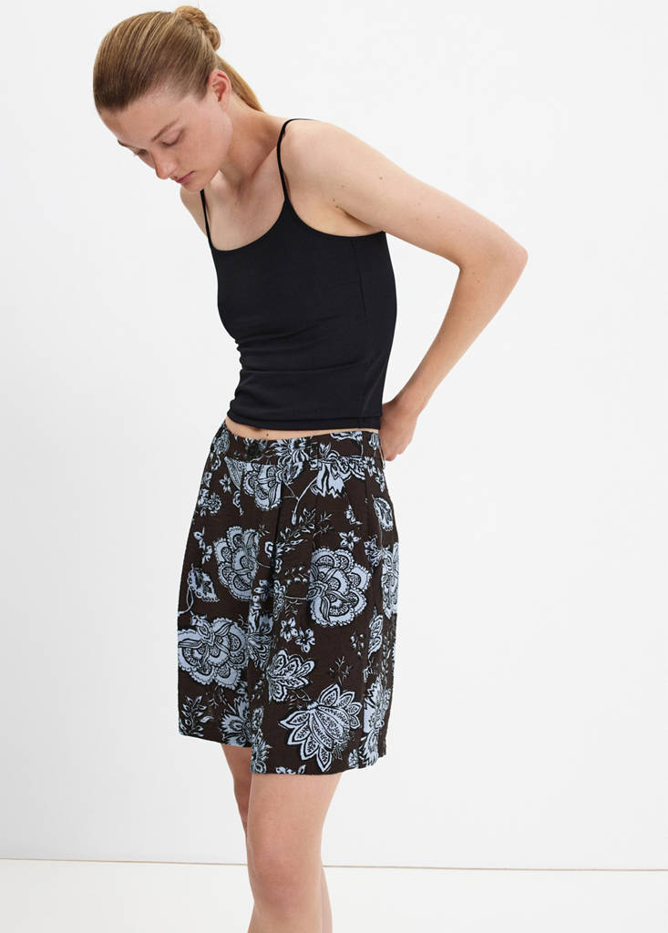Pleated floral print shorts — Brown