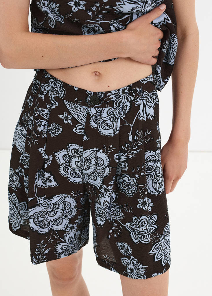 Pleated floral print shorts — Brown