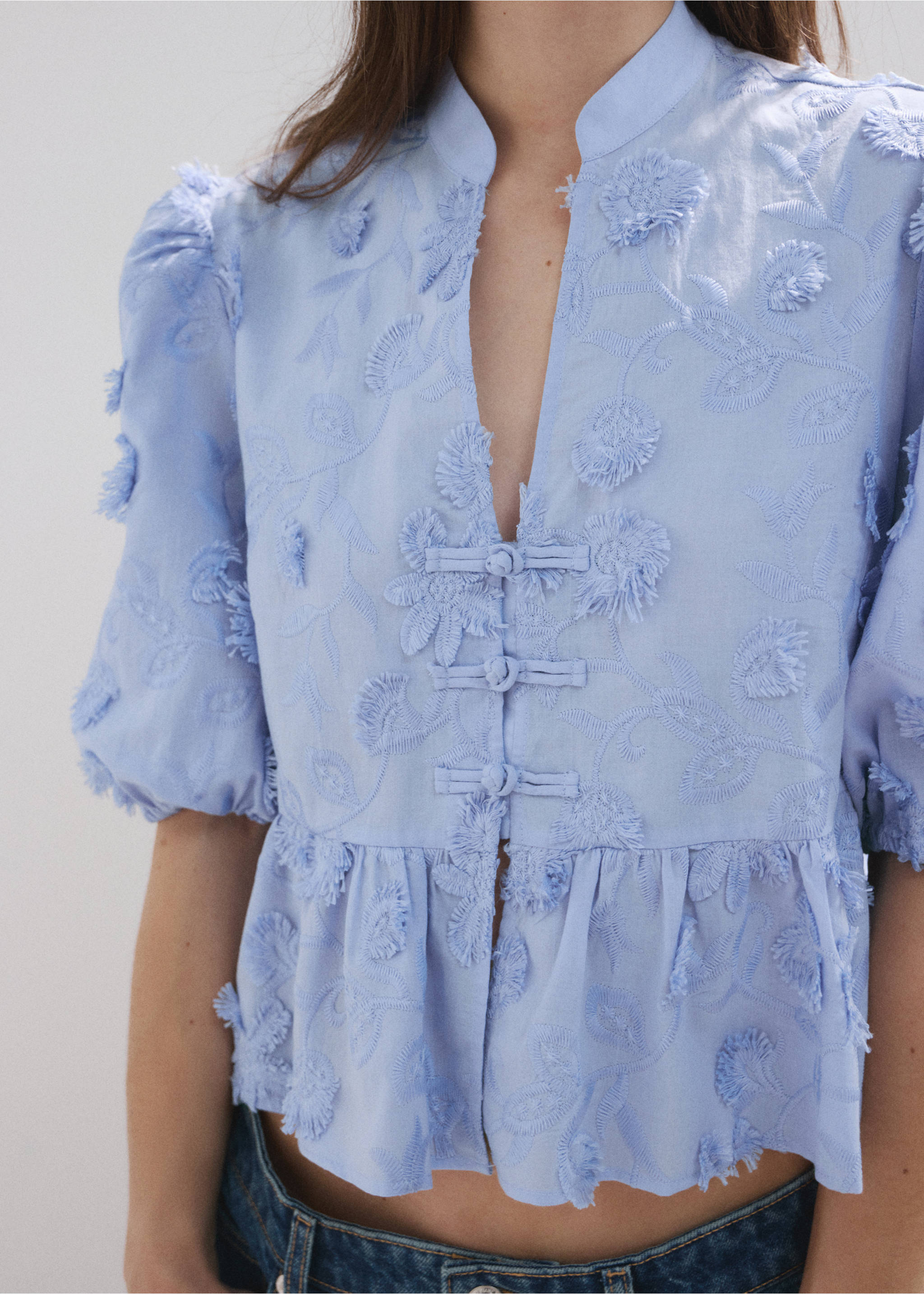 Blouse brodée manches bouffantes - Plan moyen, Bleu ciel. Ref: 37092901-00.