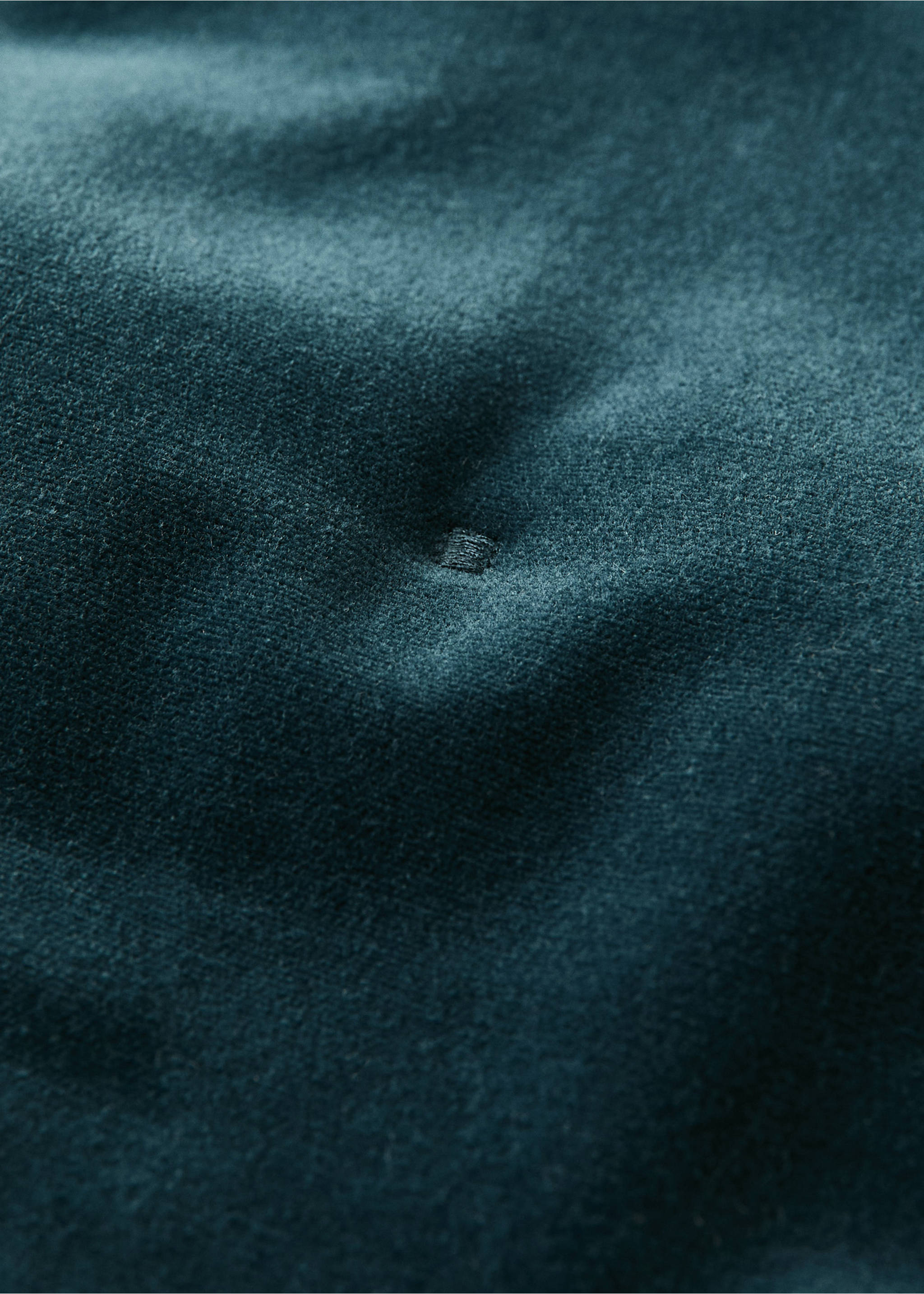 Velvet cotton garment-dye bedspread footboard - Details of the article 2, Navy. Ref: 37092907-00.