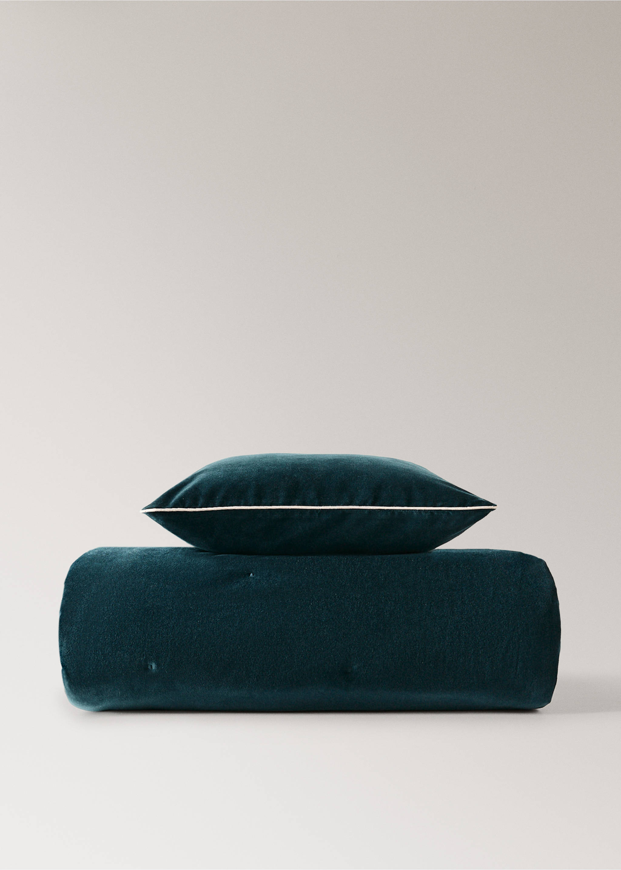 Velvet cotton garment-dye bedspread footboard - Details of the article 4, Navy. Ref: 37092907-00.