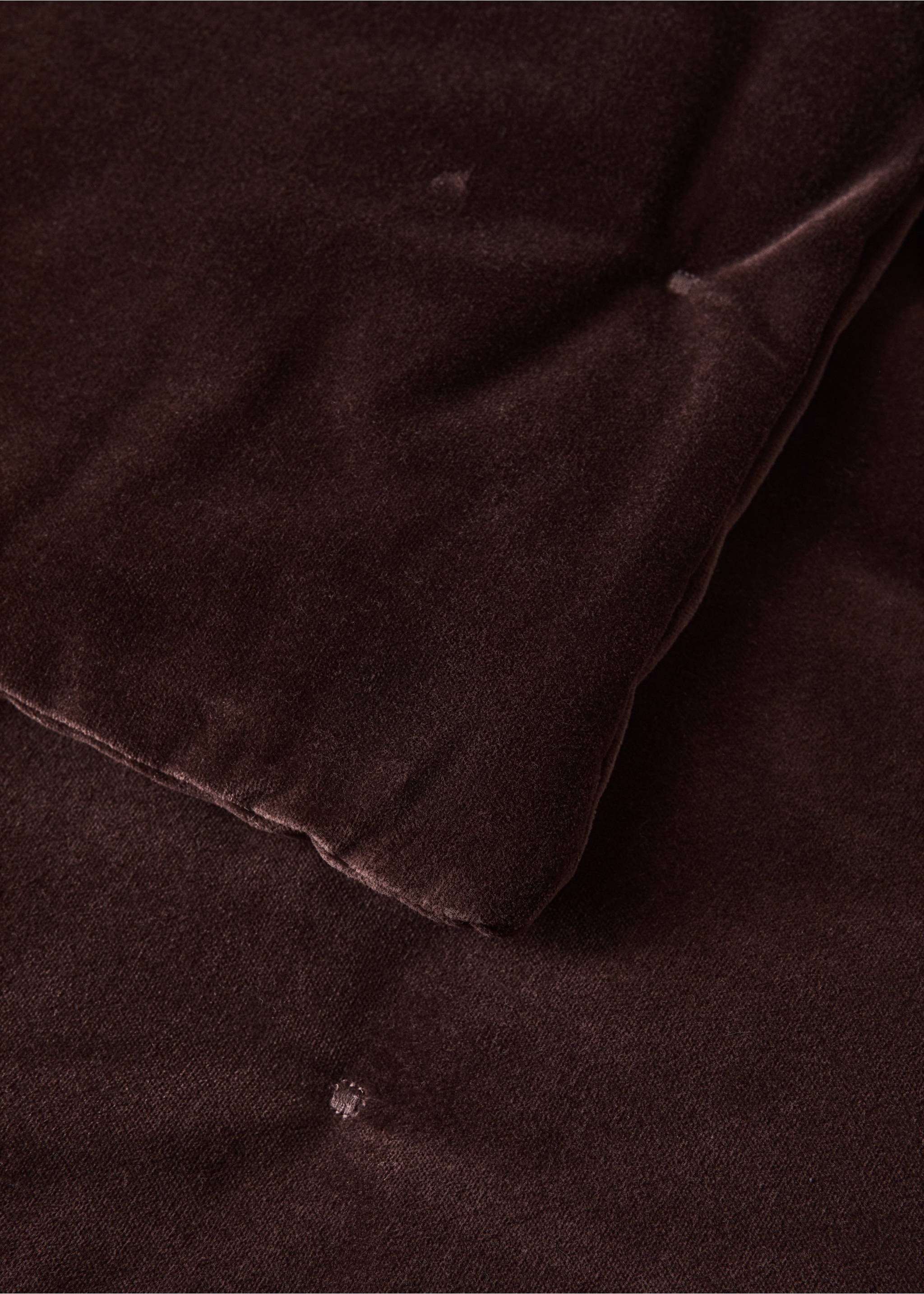 Velvet cotton garment-dye bedspread footboard - Details of the article 2, Dark Red. Ref: 37092907-00.