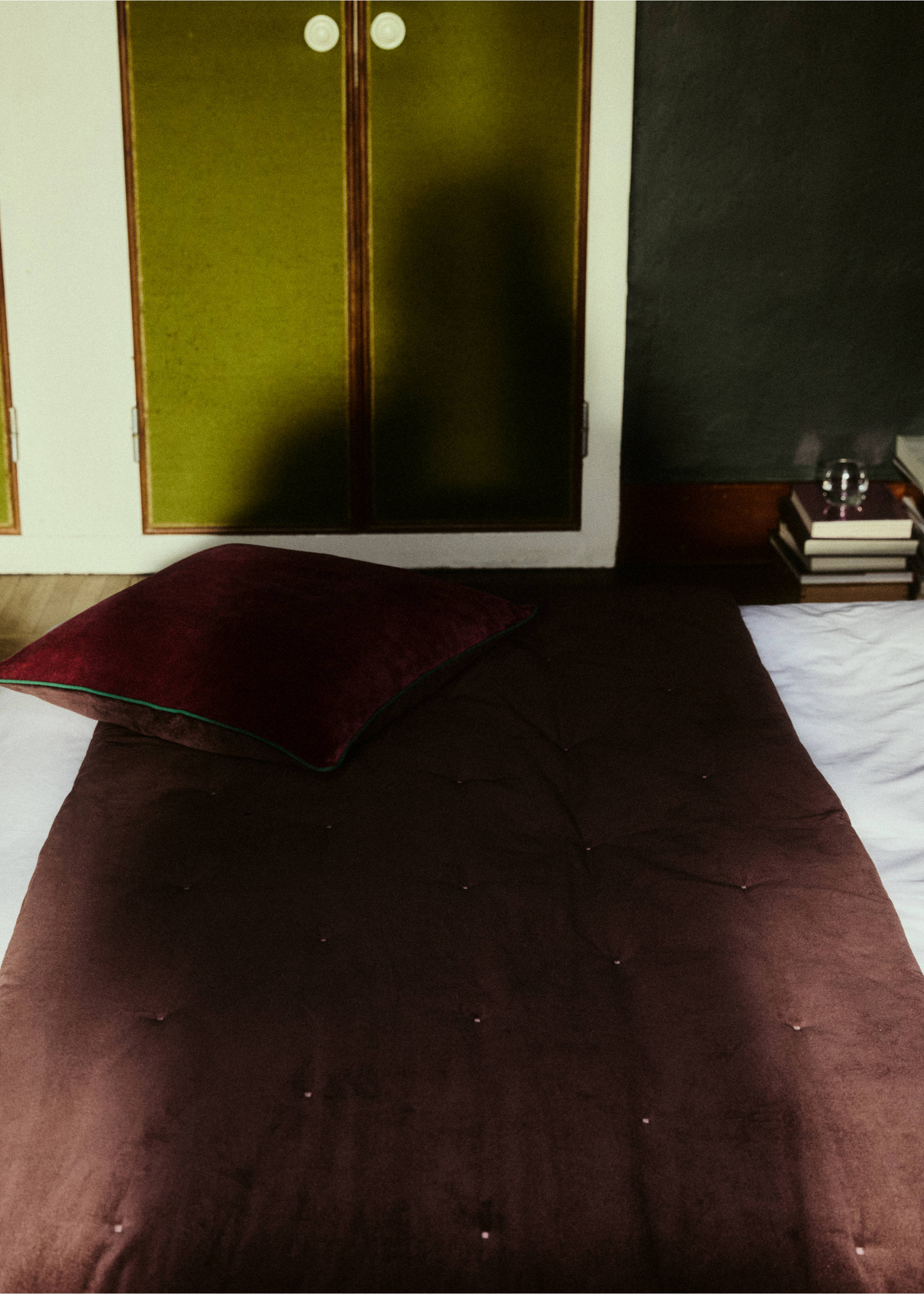 Velvet cotton garment-dye bedspread footboard - Details of the article 5, Dark Red. Ref: 37092907-00.