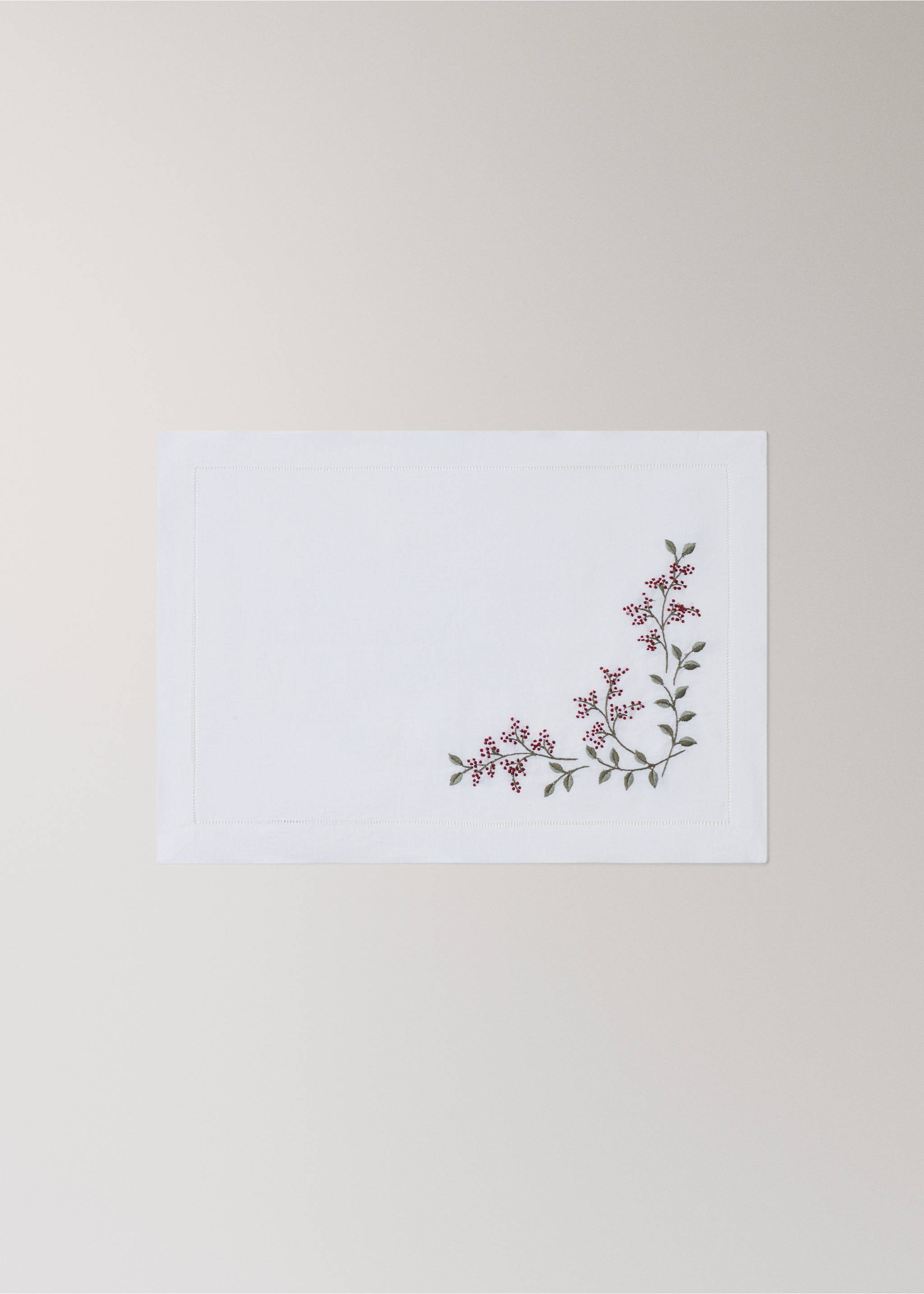 White placemat with a stitched border and embroidered red berry motif., White. Ref: 37092909-00.