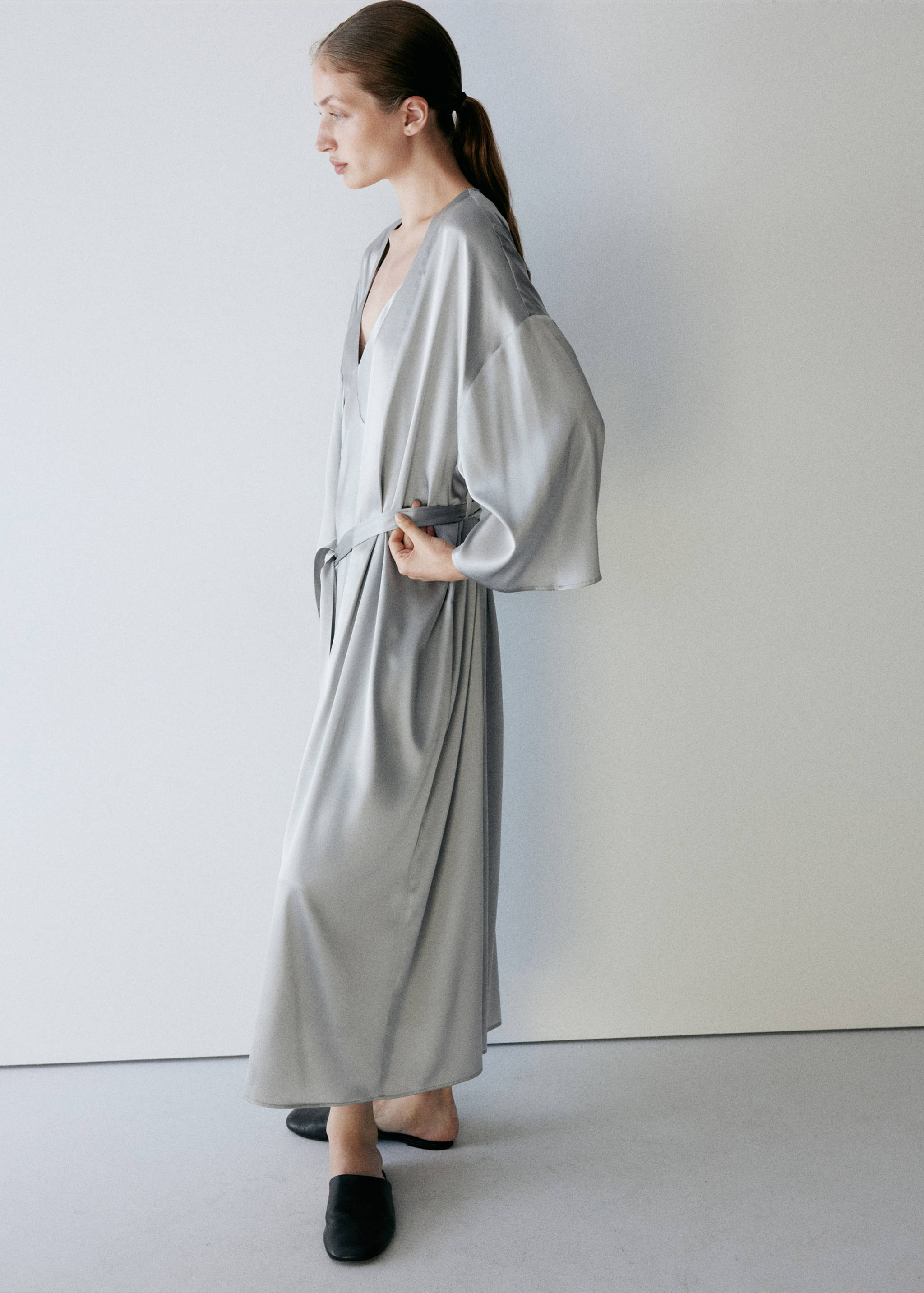 Additional silk robe - Medium plane, Silver. Ref: 37092916-00.