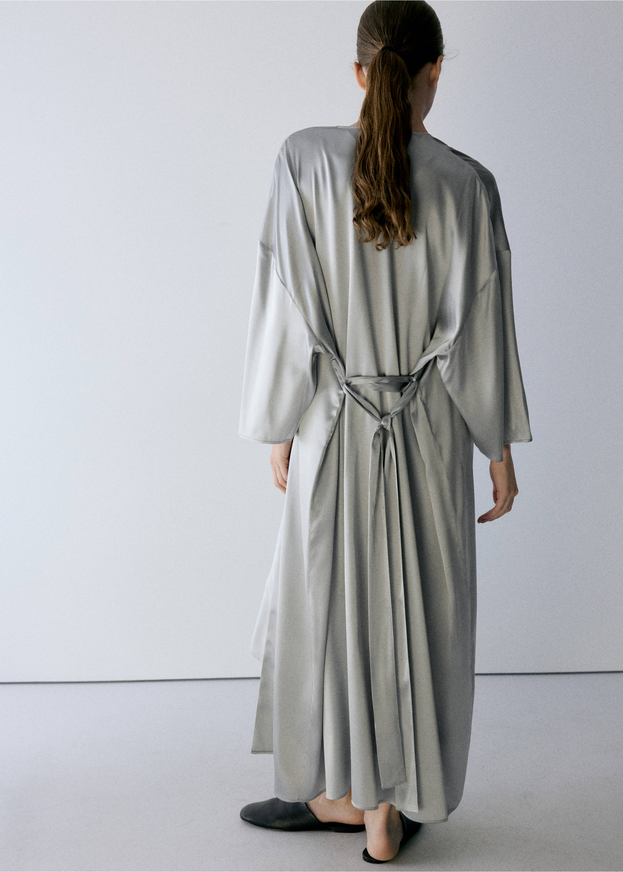 Additional silk robe - Reverse of the article, Silver. Ref: 37092916-00.