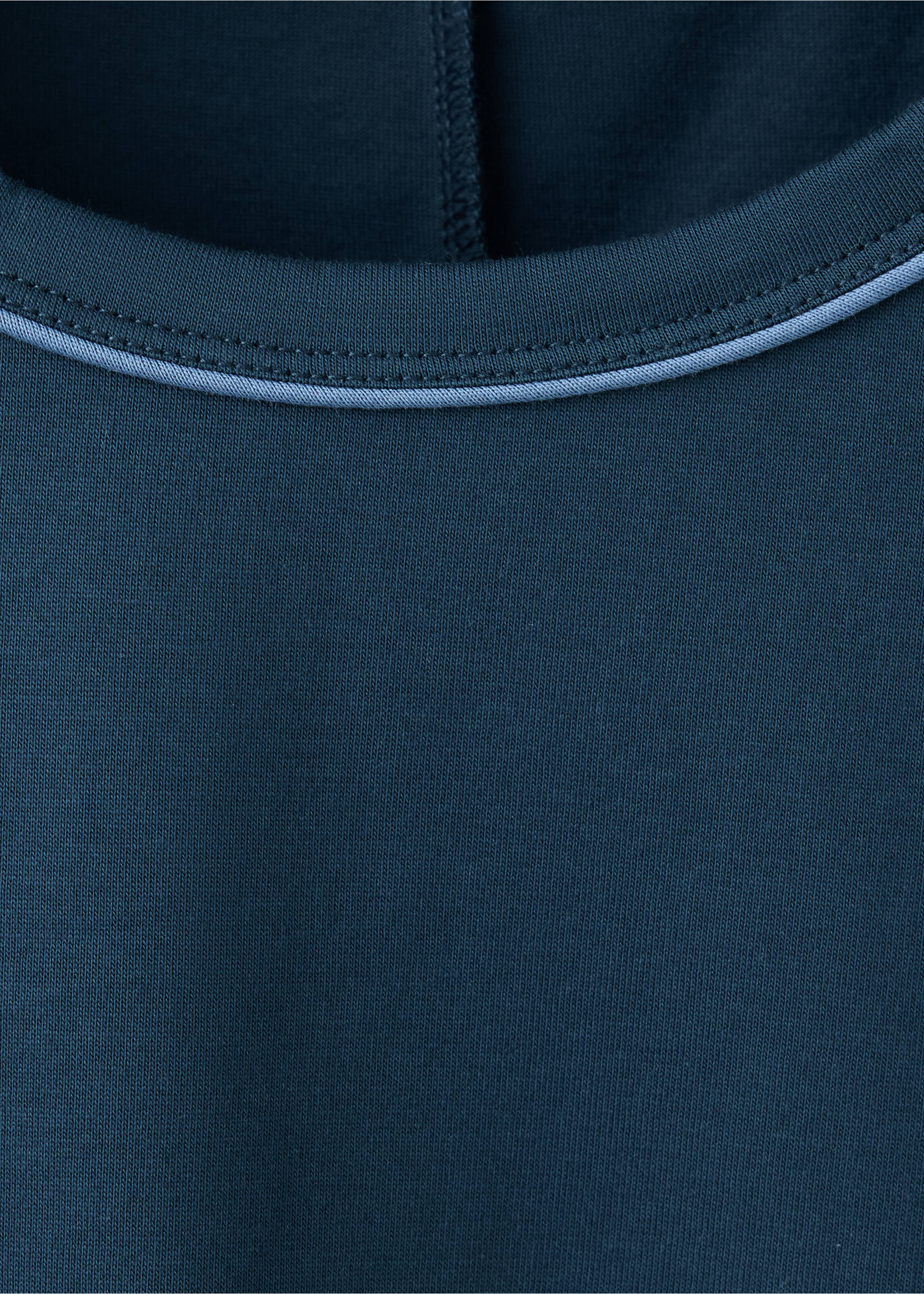 Detalle de escote de camiseta de pijama azul oscuro con ribete en azul claro., Azul marino. Ref: 37092920-00.
