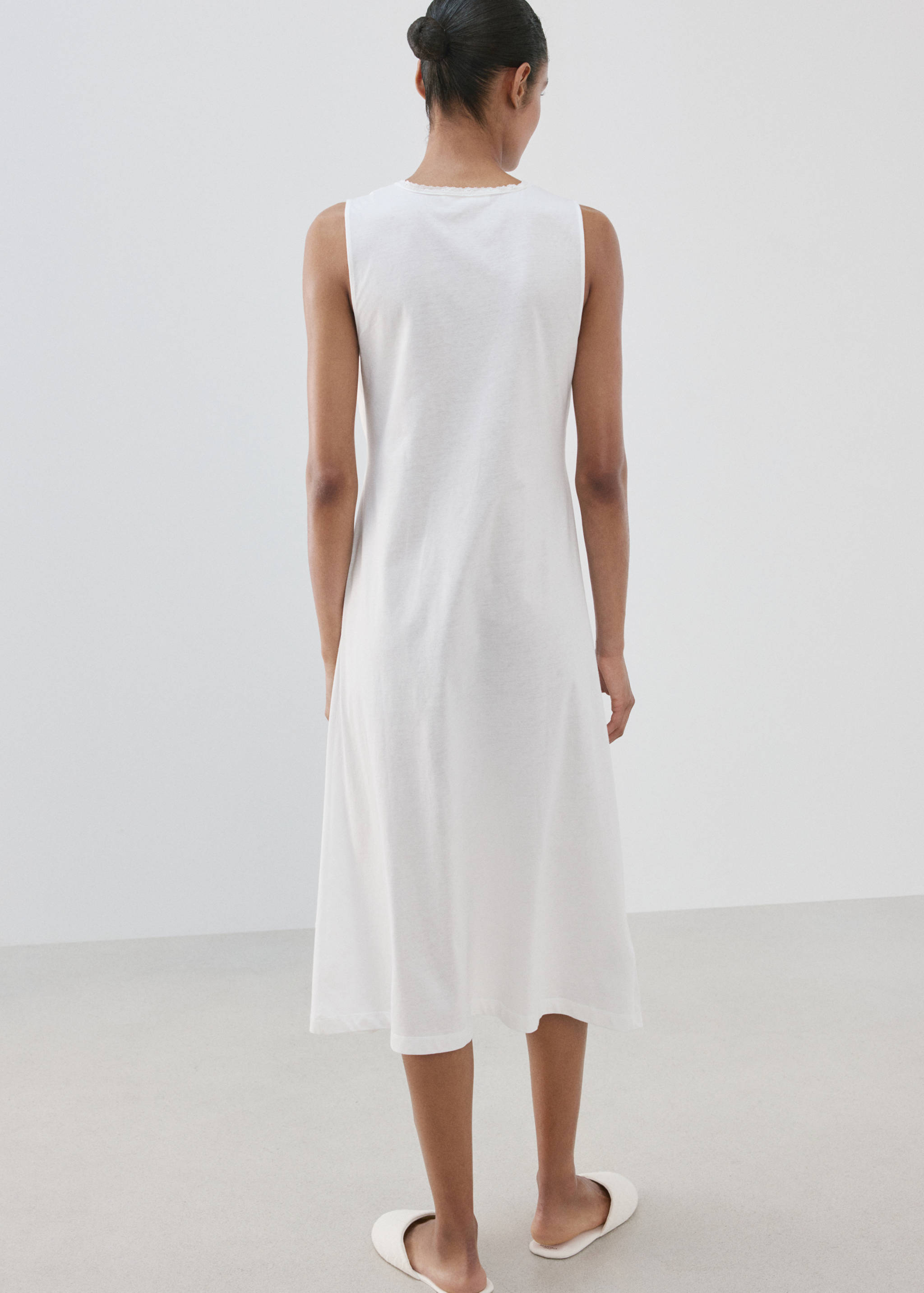 Cotton lace nightgown - Reverse of the article