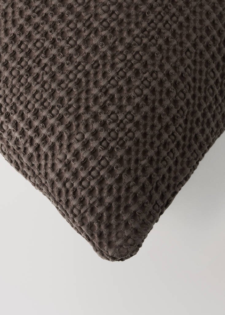 Garment-dyed cotton bed cushion cover 50x50 cm — Brown