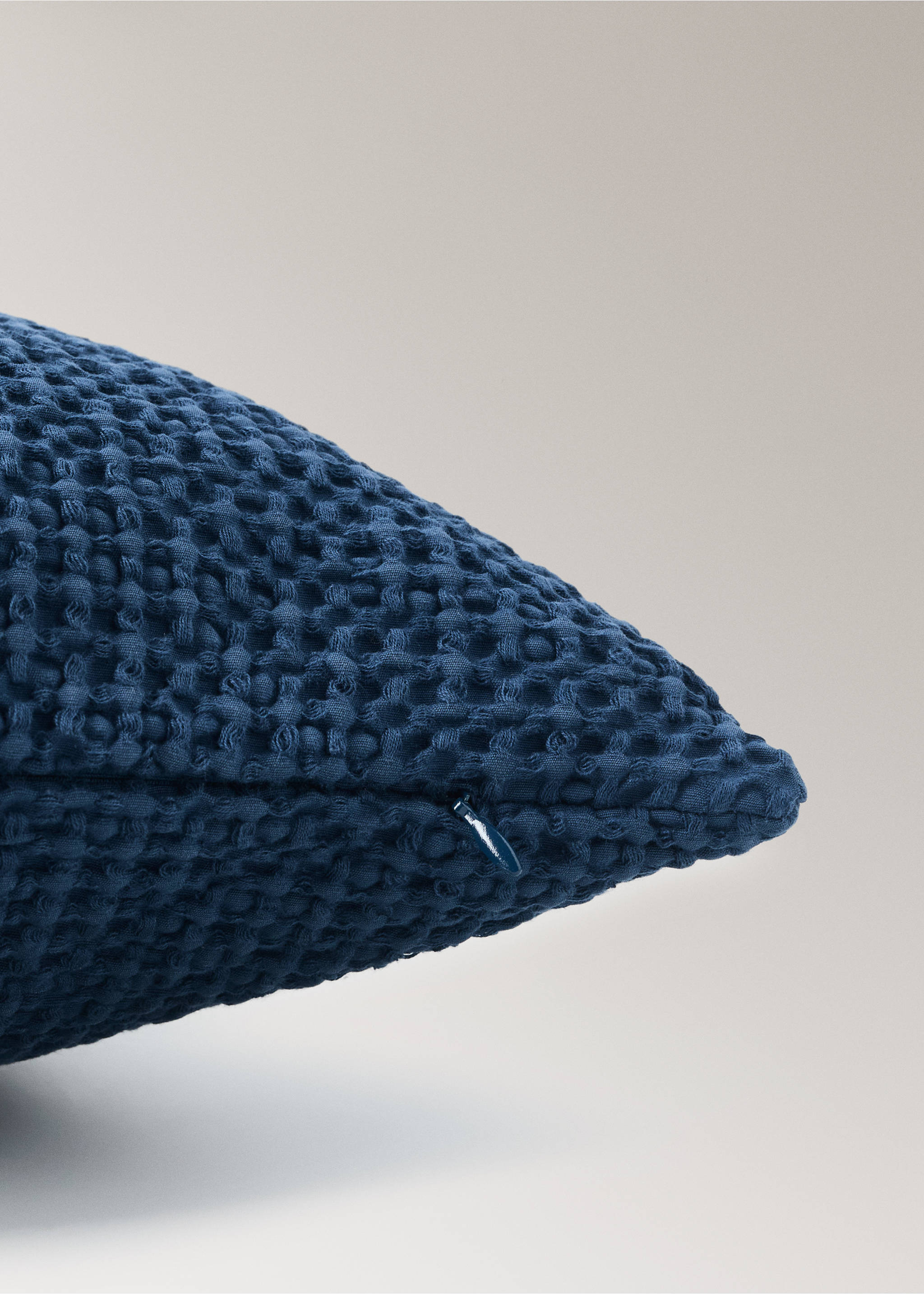 Kopfkissenbezug aus Baumwolle, stückgefärbt, 50 x 50 cm - Detail des Artikels 2, Indigoblau. Ref: 37092938-00.