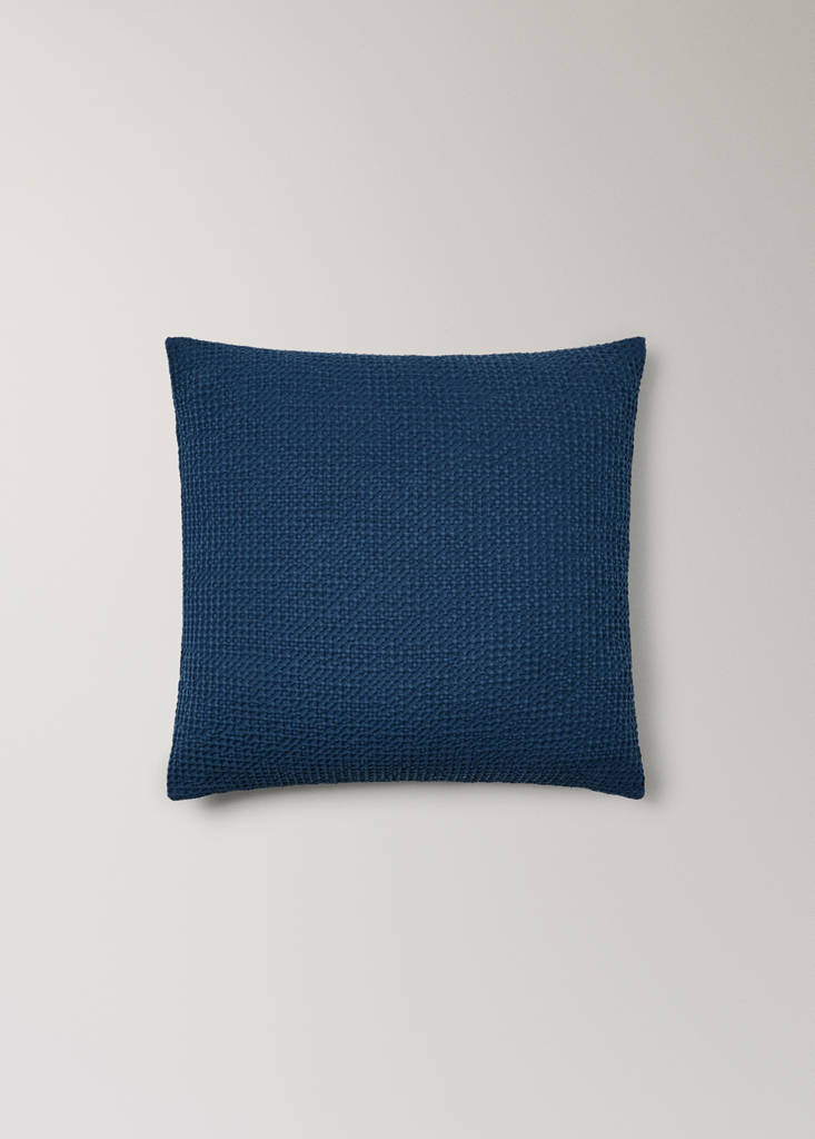 Garment-dyed cotton bed cushion cover 50x50 cm — Indigo Blue