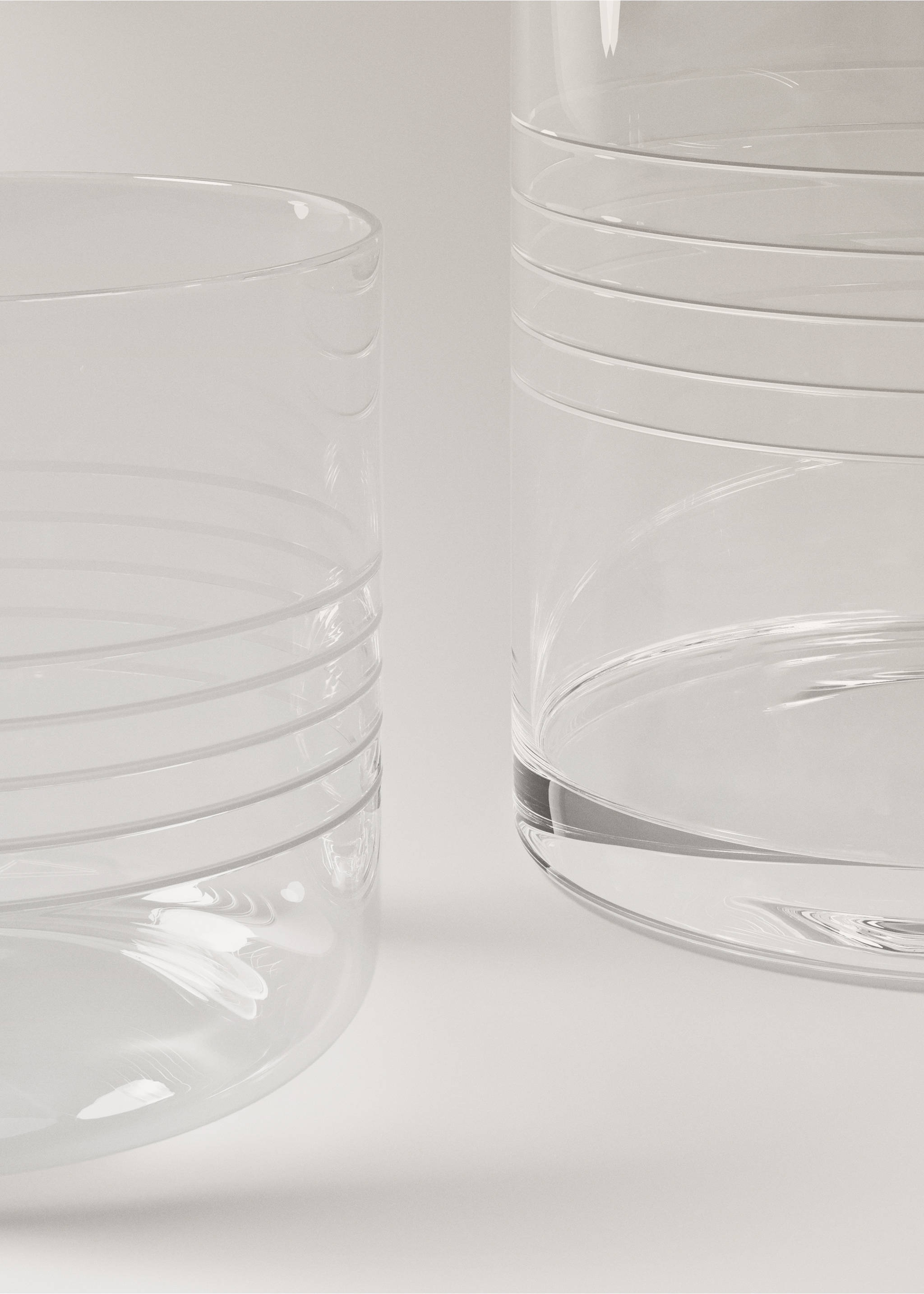 Bouteille en verre rayée - Détail de l'article 2, Noir. Ref: 37093285-00.