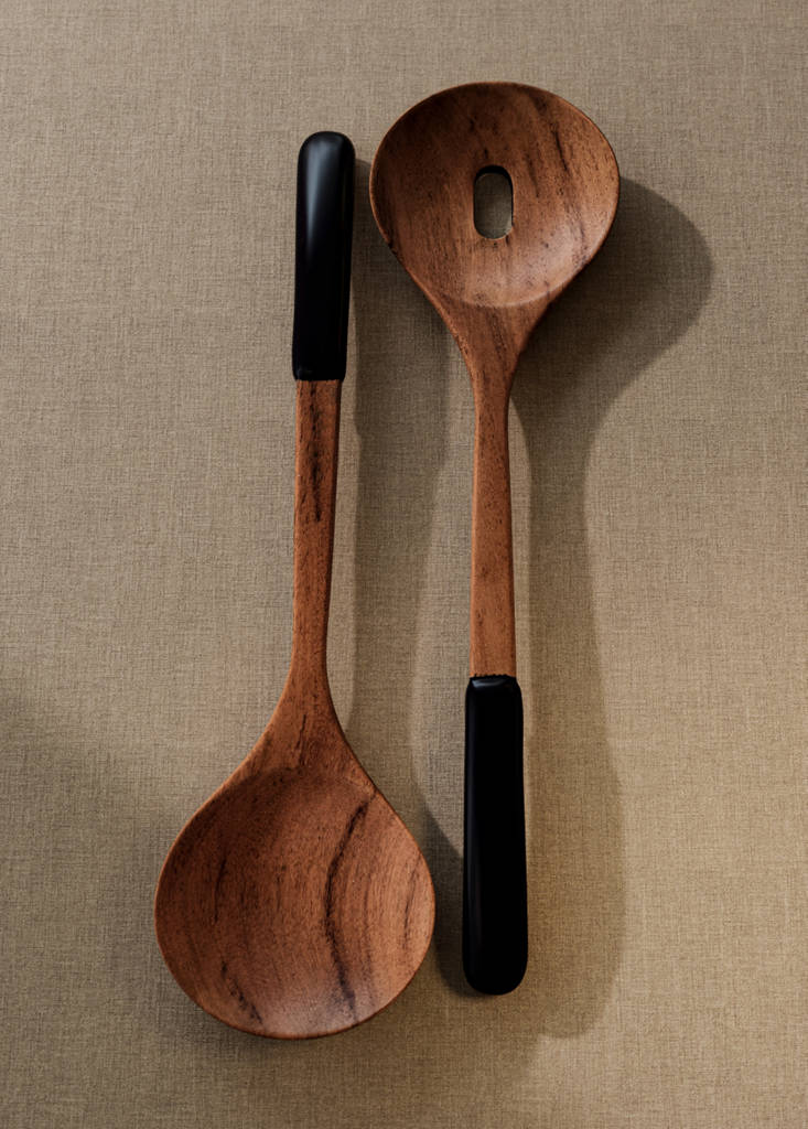 Wooden salad cutlery set with black detail — Brown