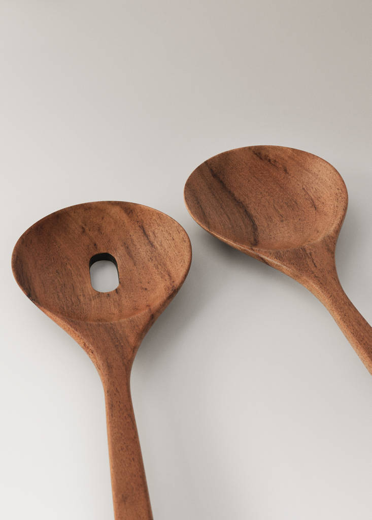 Wooden salad cutlery set with black detail — Brown