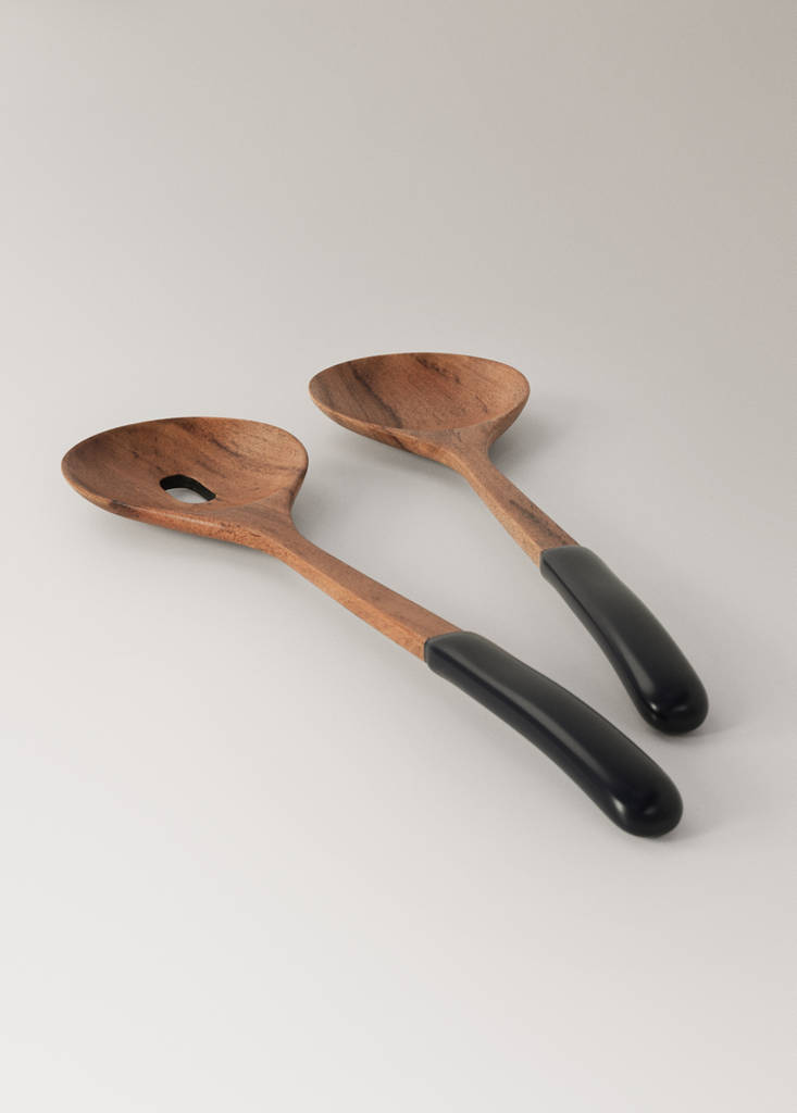 Wooden salad cutlery set with black detail — Brown