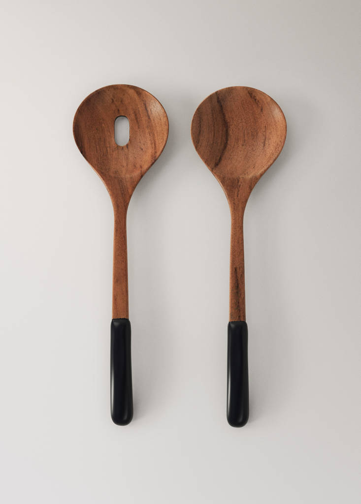 Wooden salad cutlery set with black detail — Brown