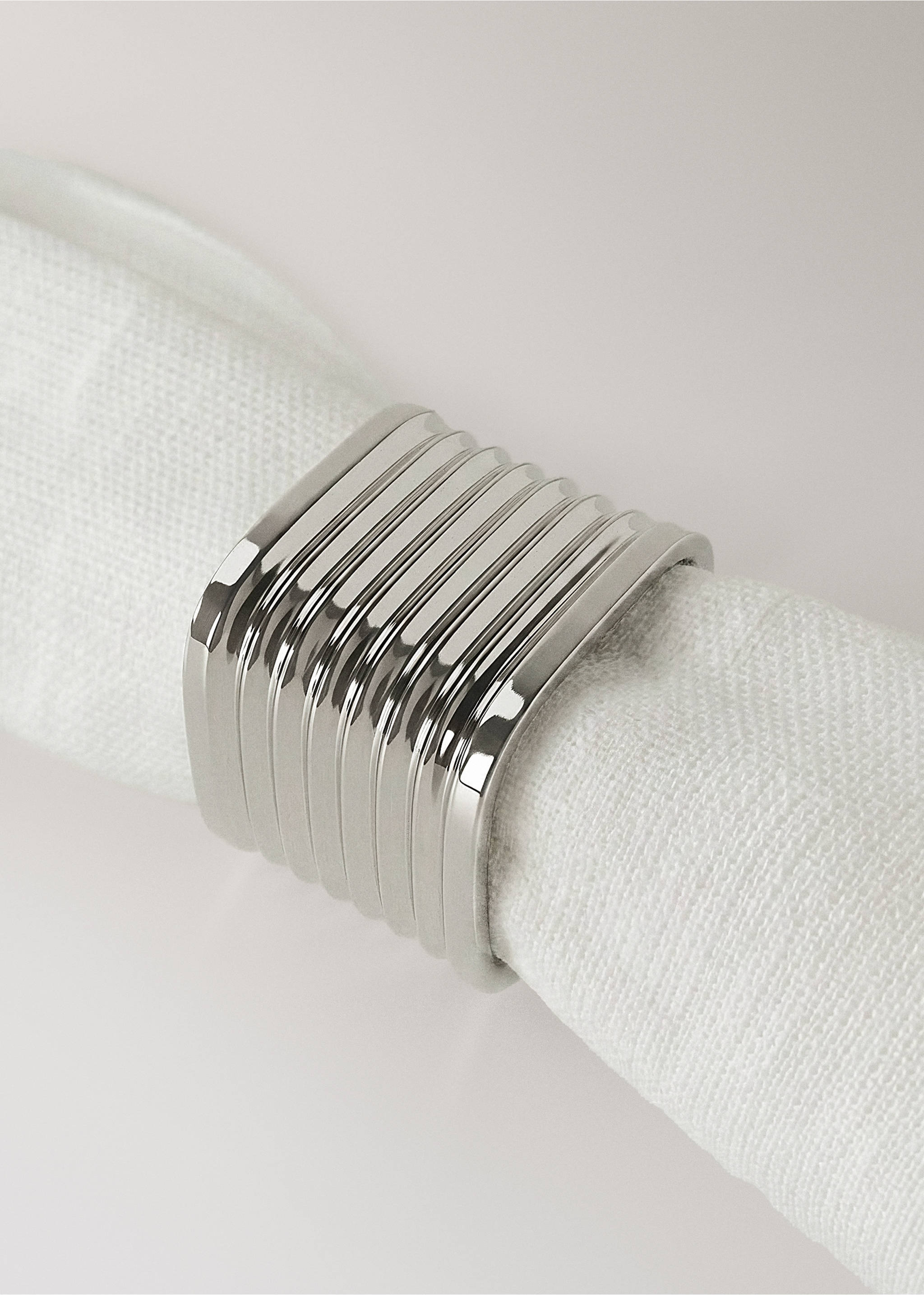 Brass embossed napkin holder - Details of the article 2, Silver. Ref: 37093299-00.