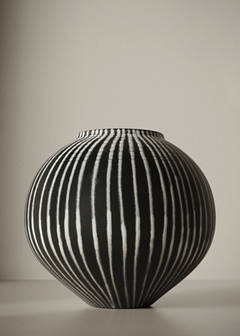 Striped ceramic vase — Black 1