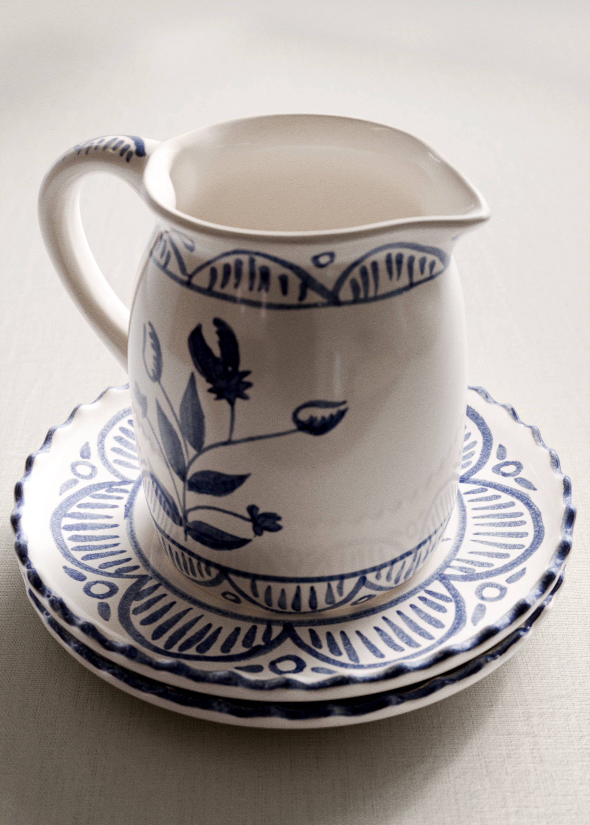Hand-painted stoneware jar - General plane