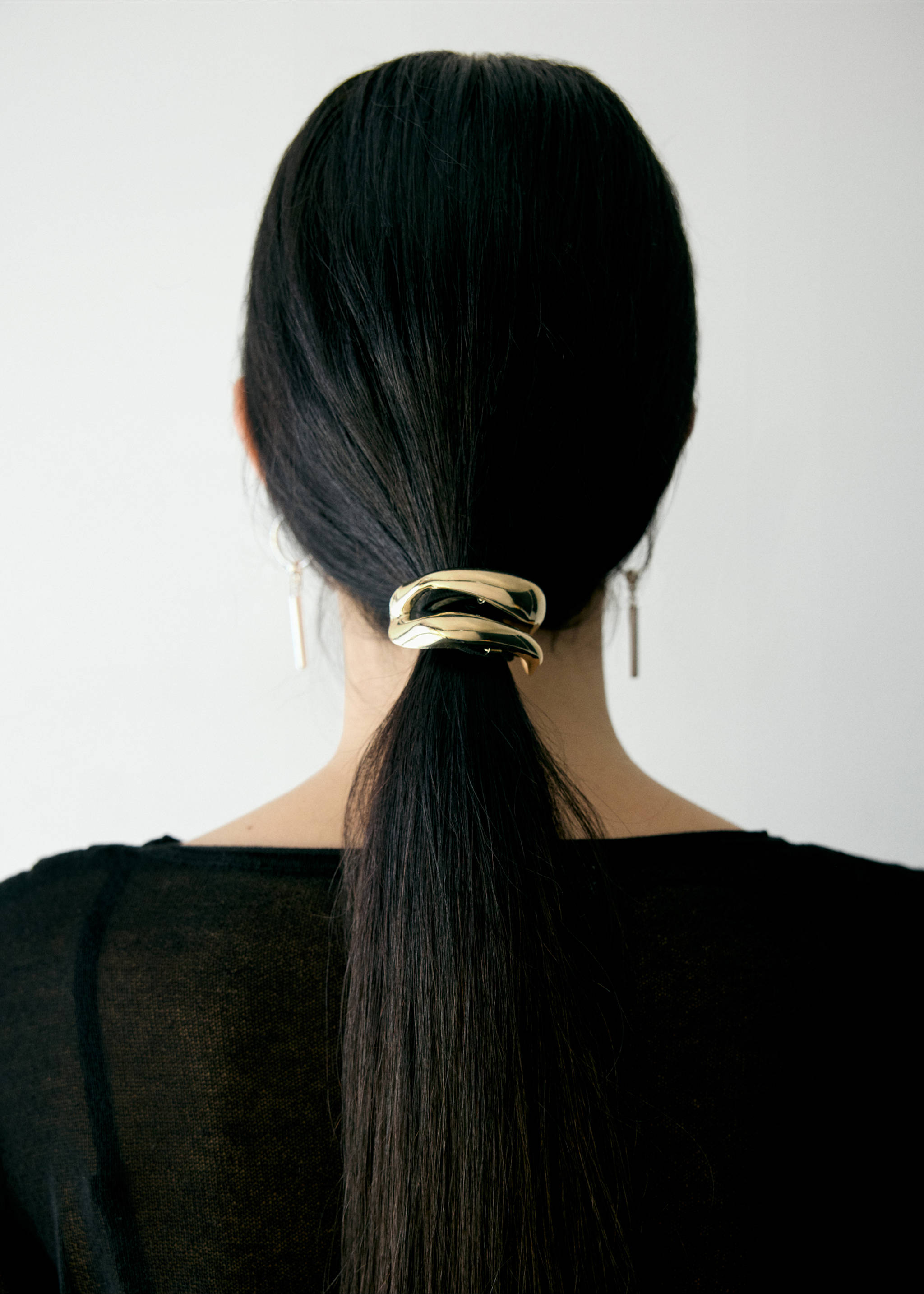 Shiny gold-coloured metallic hair tie with an organic wavy design on a ponytail., Gold. Ref: 37093321-00.
