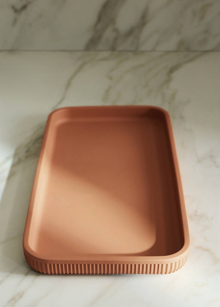 Striped resin bath tray — Ochre