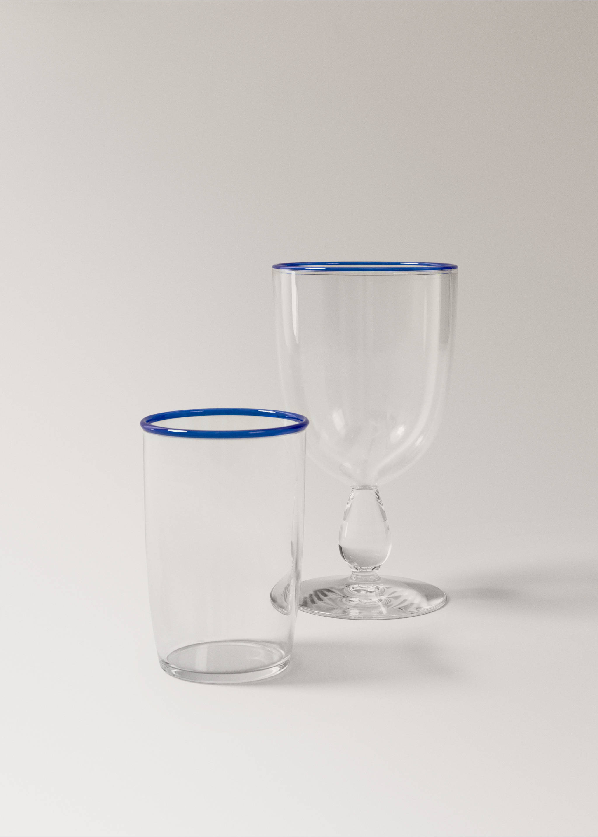 Borosilicate glass with coloured rim - Details of the article 3, Vibrant blue. Ref: 37093873-00.