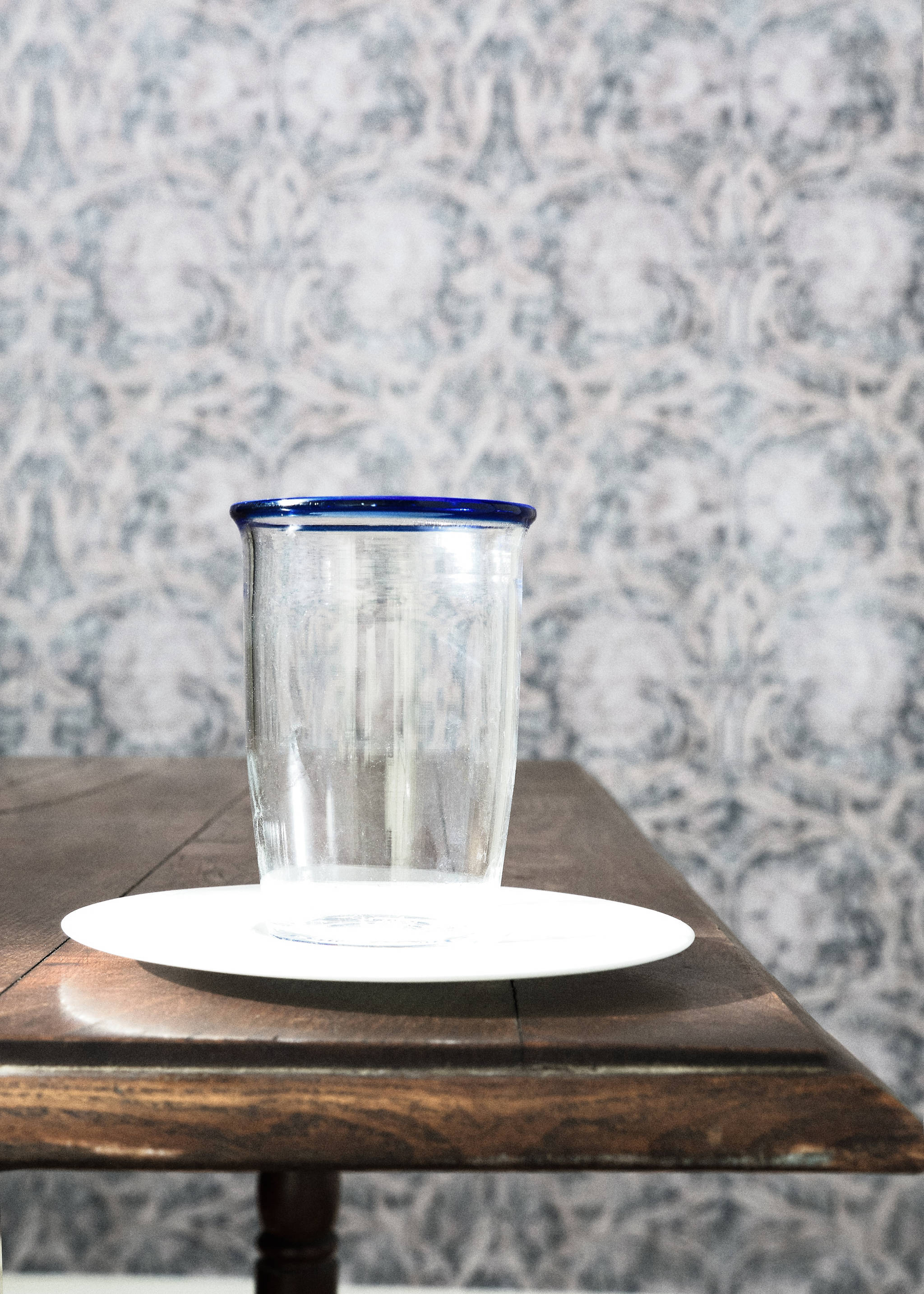 Borosilicate glass with coloured rim - Details of the article 5, Vibrant blue. Ref: 37093873-00.
