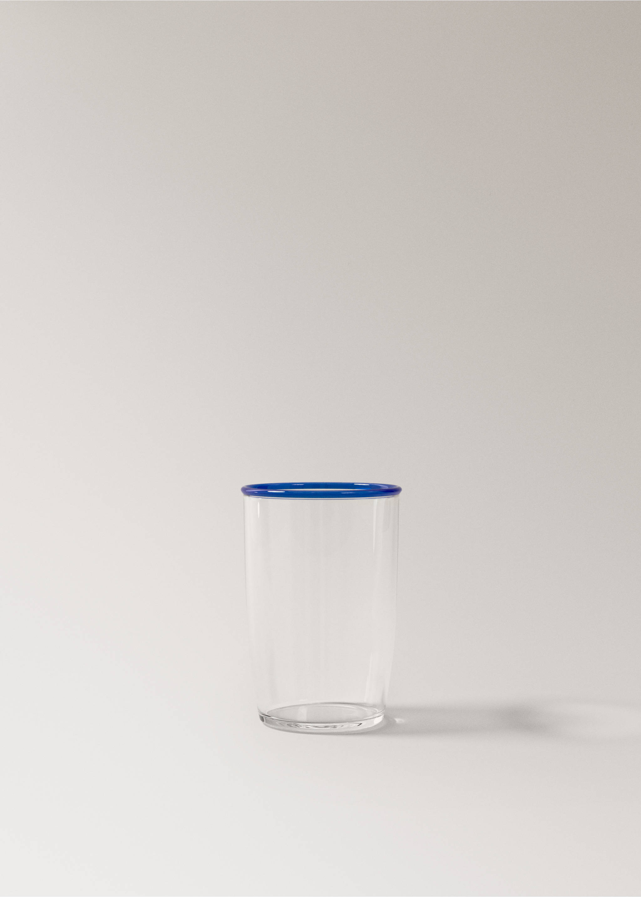 Borosilicate glass with coloured rim - Article without model, Vibrant blue. Ref: 37093873-00.