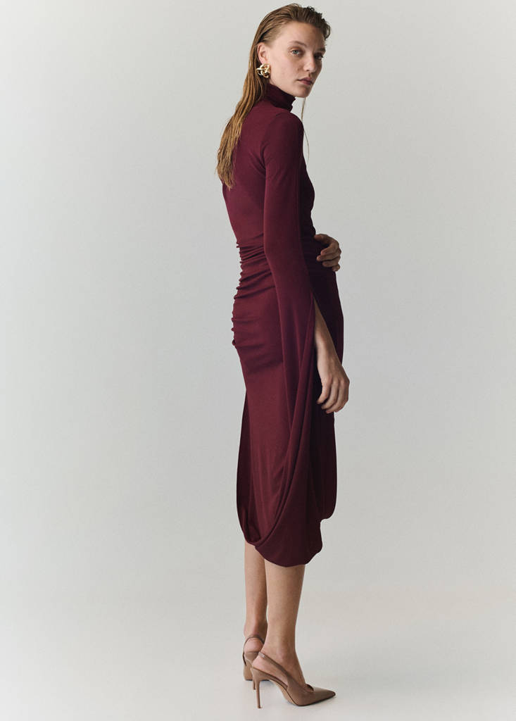Turtleneck dress with asymmetrical sleeves — Maroon