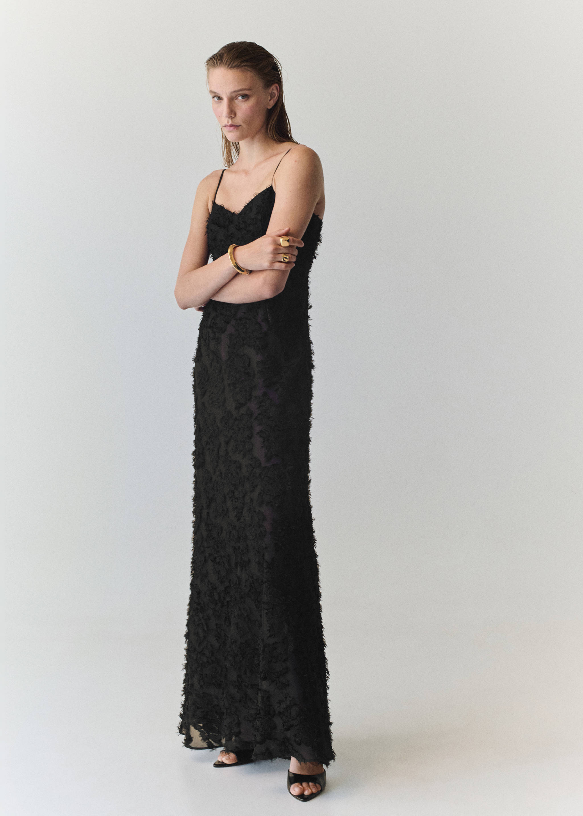 Vestido semitransparente plumas - Plano general
