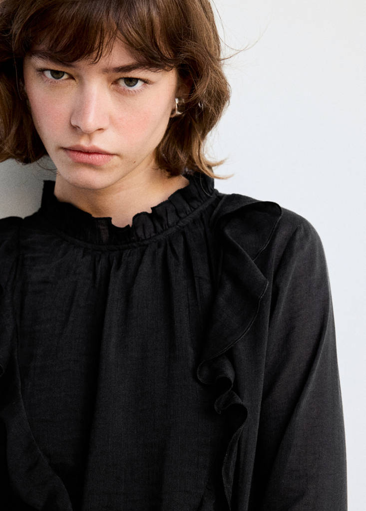 Ruffled dress with a shirred waist — Black