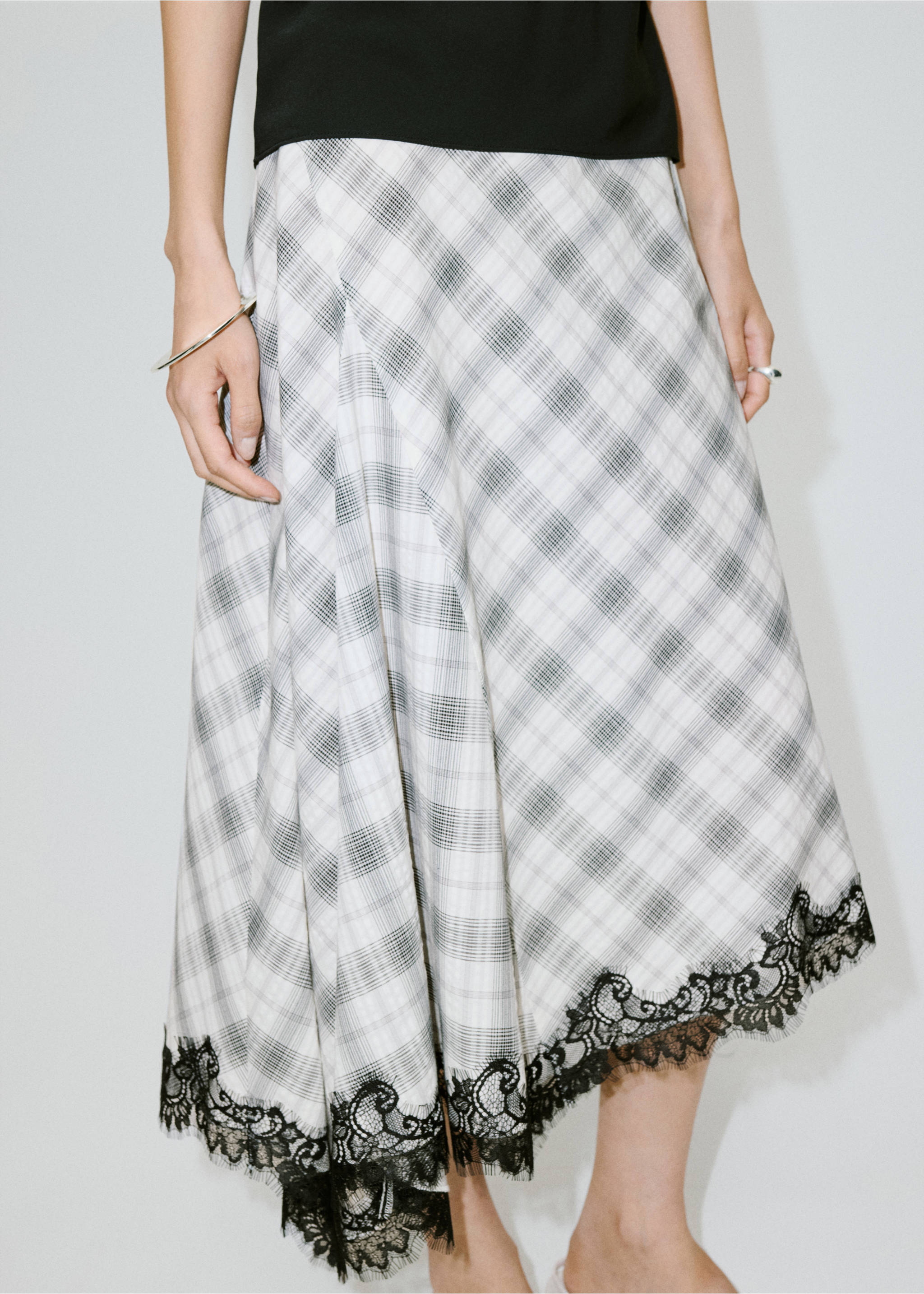 Fluid midi checked skirt - Medium plane, White. Ref: 37094067-00.