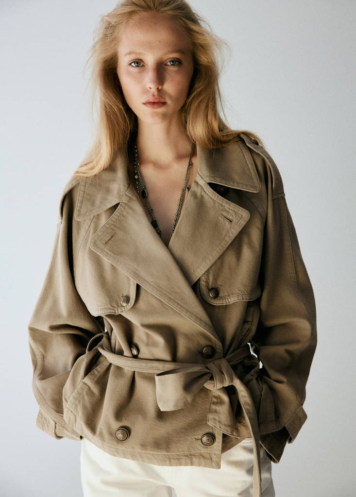 Fitted trench with belt — Sand