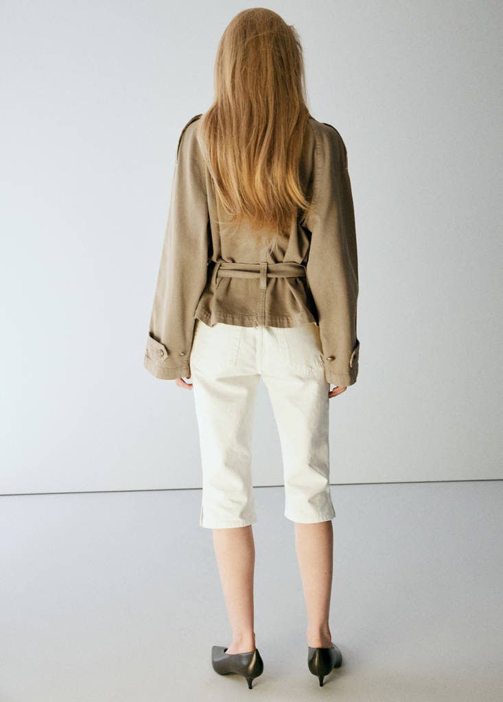 Fitted trench with belt — Sand