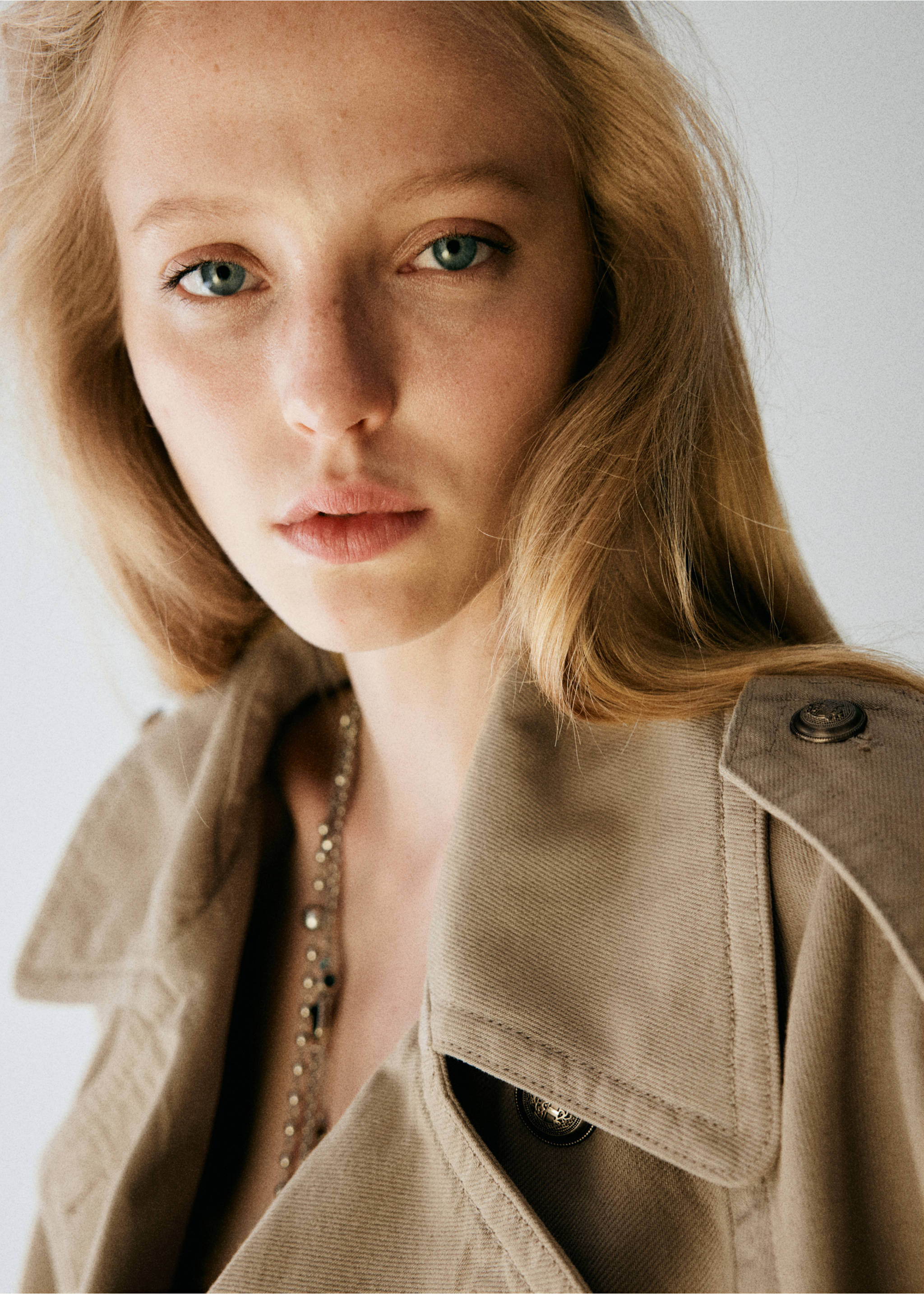 Fitted belted trench coat - Details of the article 1, Sand. Ref: 37094078-00.