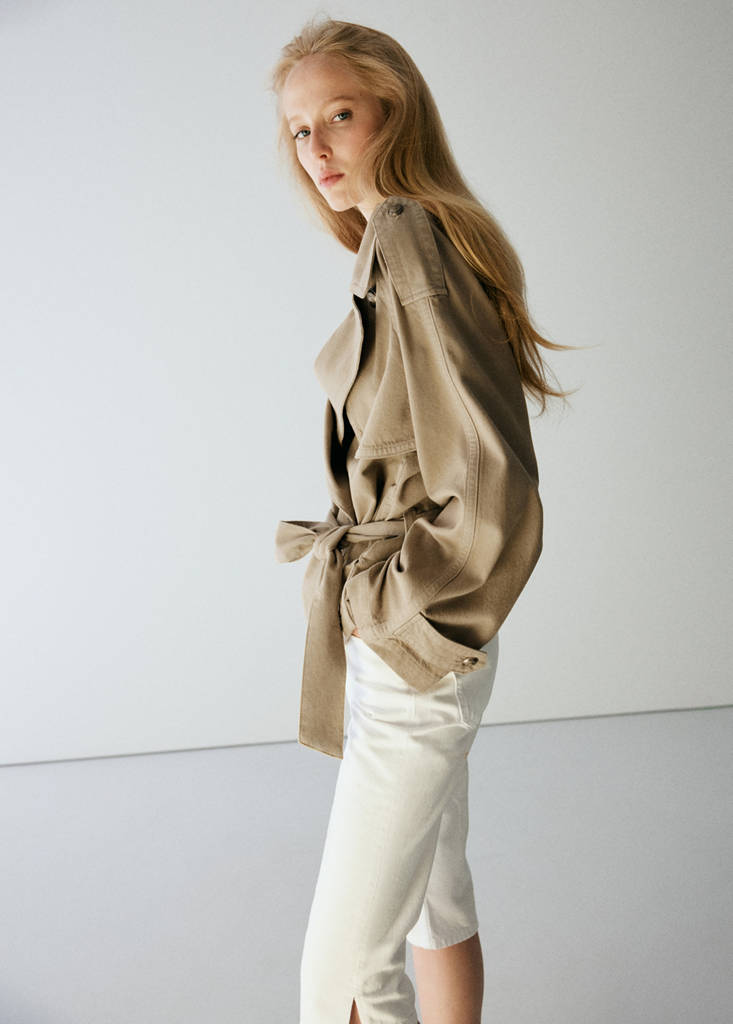 Fitted trench with belt — Sand