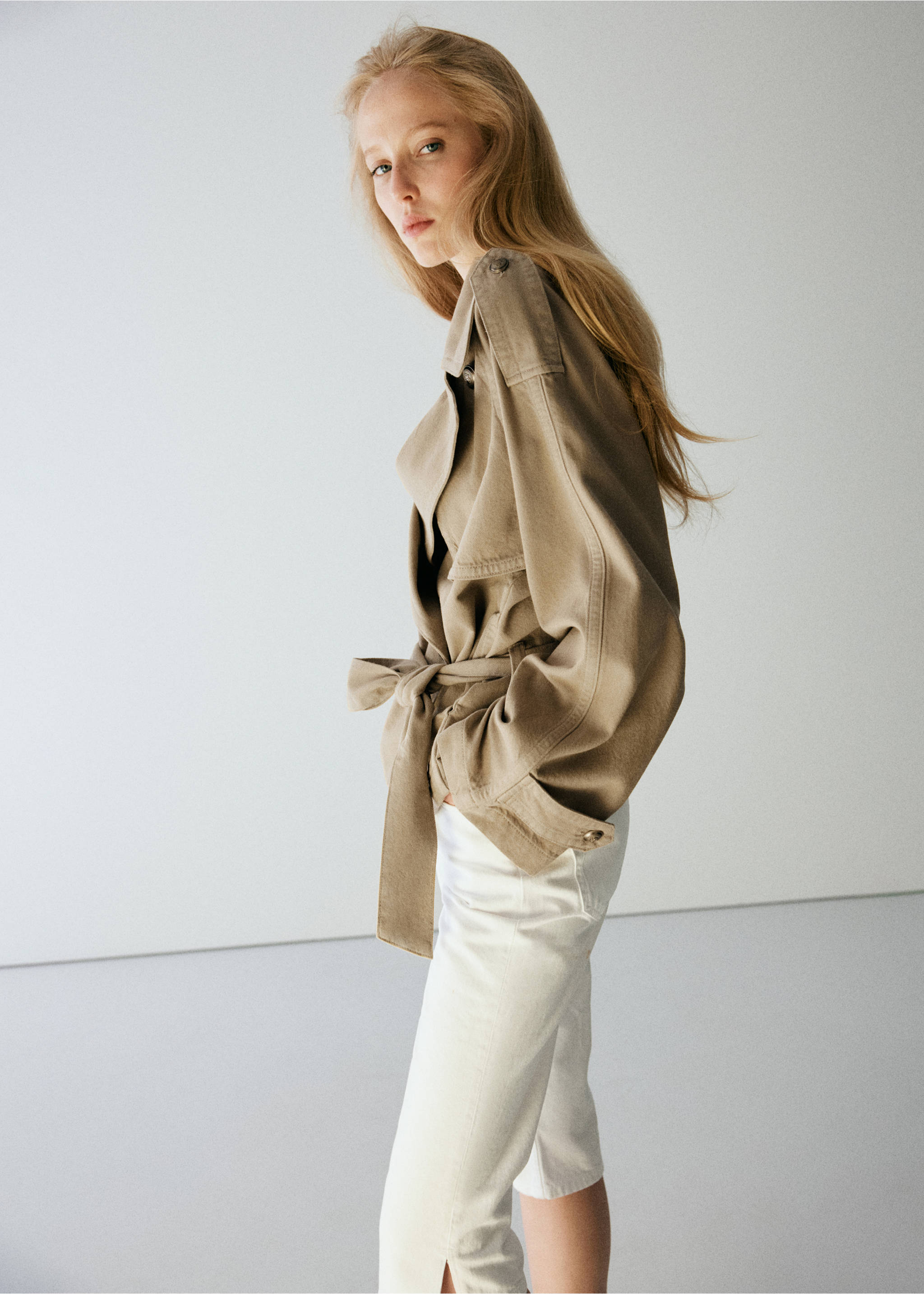 Fitted belted trench coat - Details of the article 3, Sand. Ref: 37094078-00.