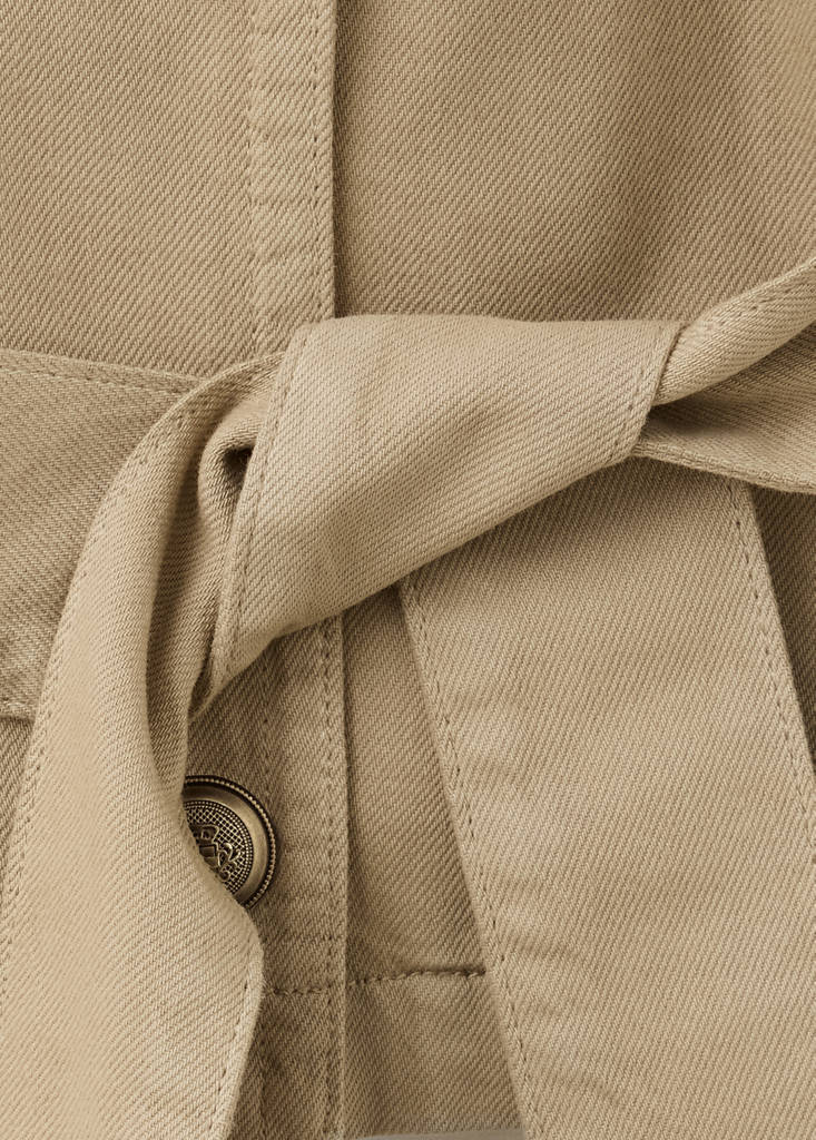 Fitted trench with belt — Sand