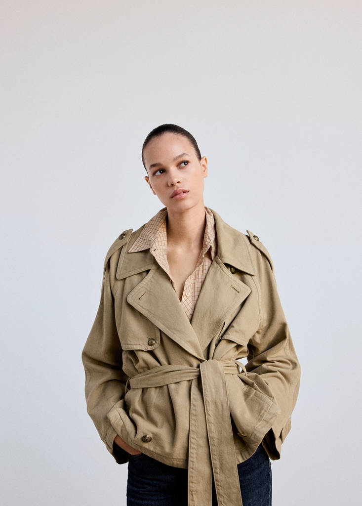 Fitted trench with belt — Sand