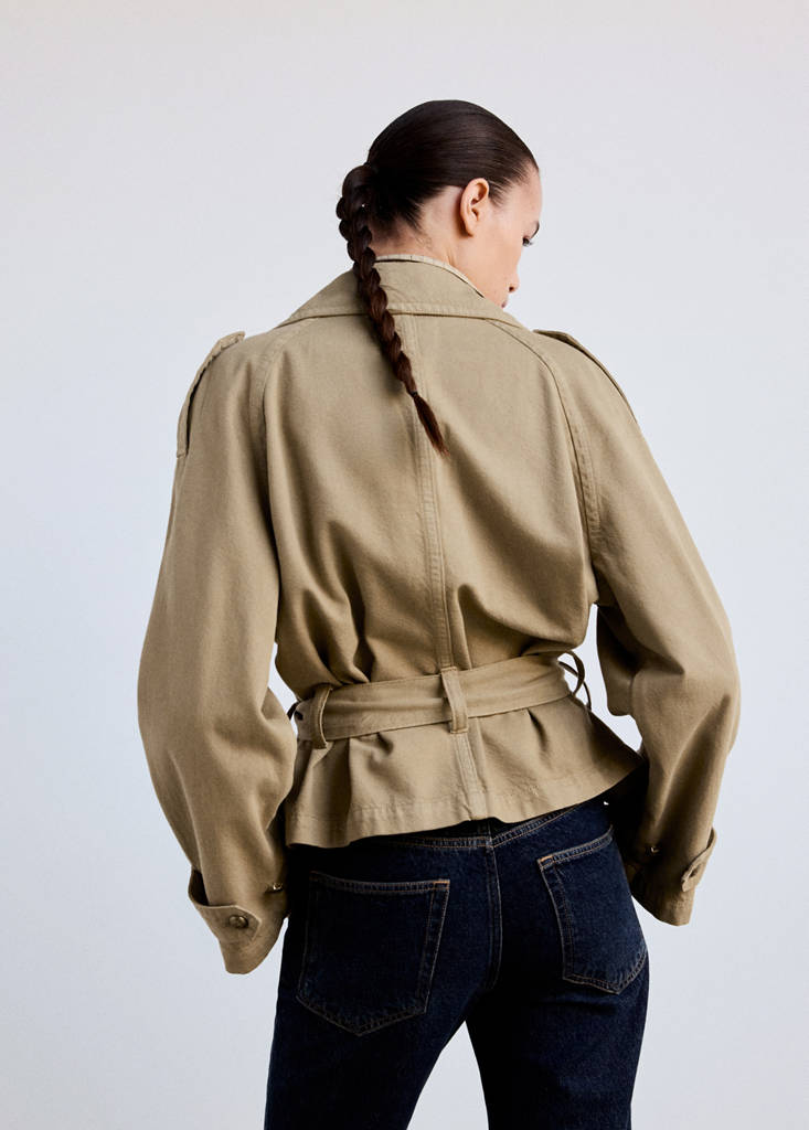 Fitted trench with belt — Sand