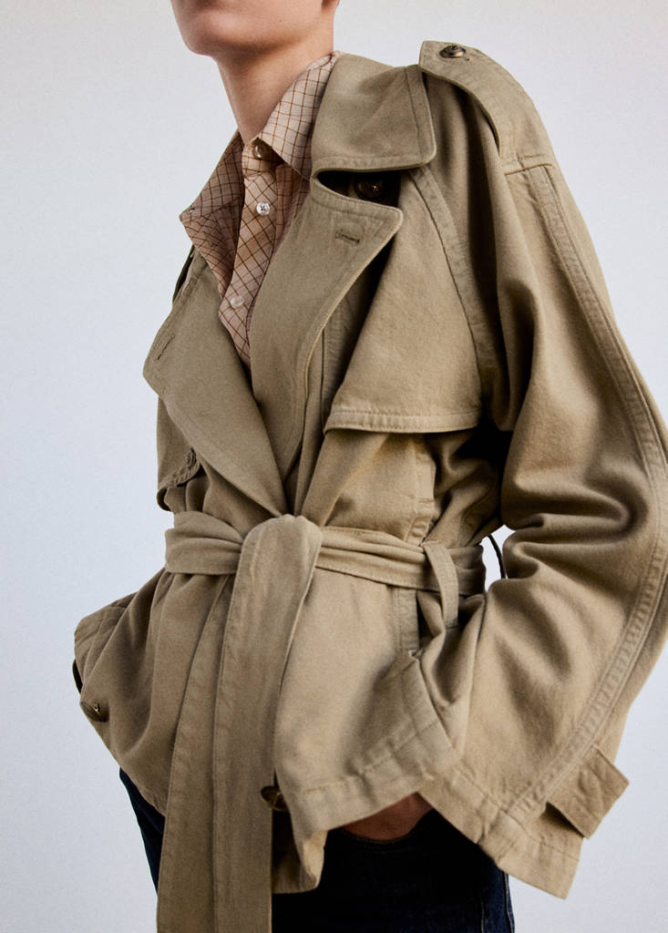 Fitted trench with belt — Sand