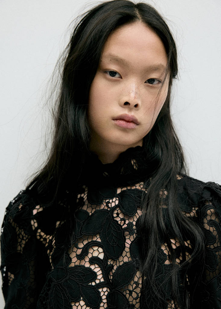 Guipure blouse with a tie neck — Black